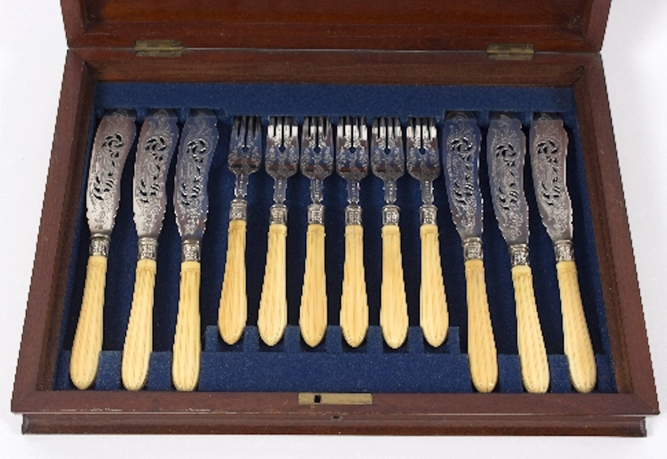 Ein Satz von sechs viktorianischen silbernen Fischmessern und Gabeln:: J G Birmingham:: 1869:: mit geriffelten Griffen.