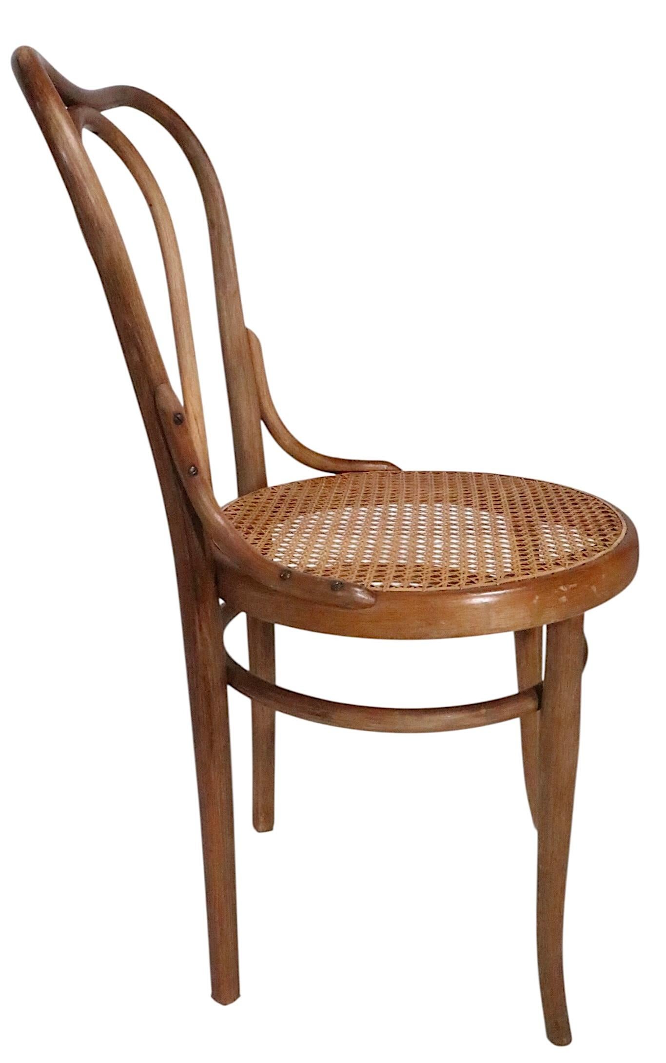 Set di sei scessionisti di Vienna  Sedie da pranzo in legno curvato realizzate in Austria da Thonet in vendita 4