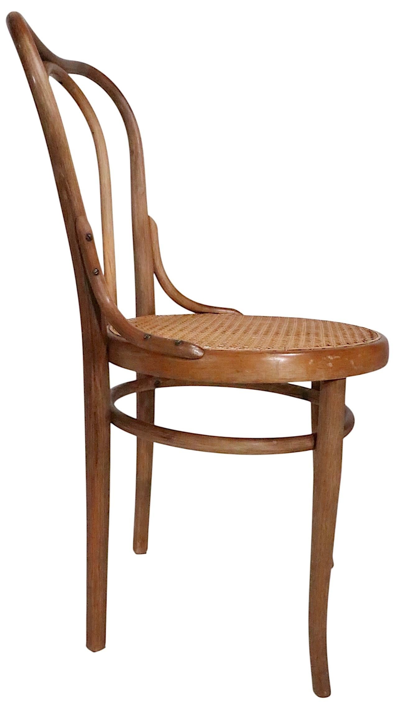 Set di sei scessionisti di Vienna  Sedie da pranzo in legno curvato realizzate in Austria da Thonet in vendita 6