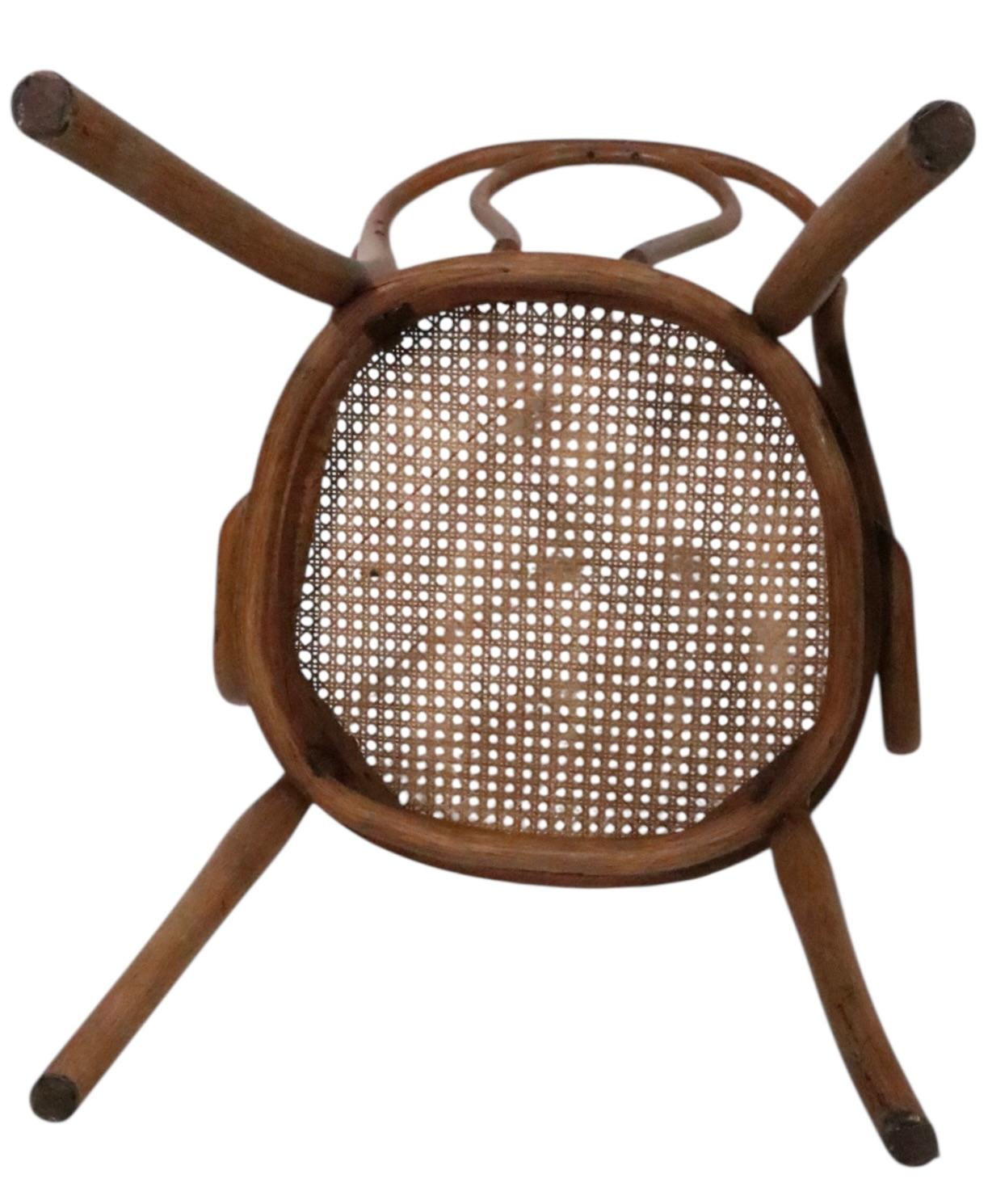 Set di sei scessionisti di Vienna  Sedie da pranzo in legno curvato realizzate in Austria da Thonet in vendita 9