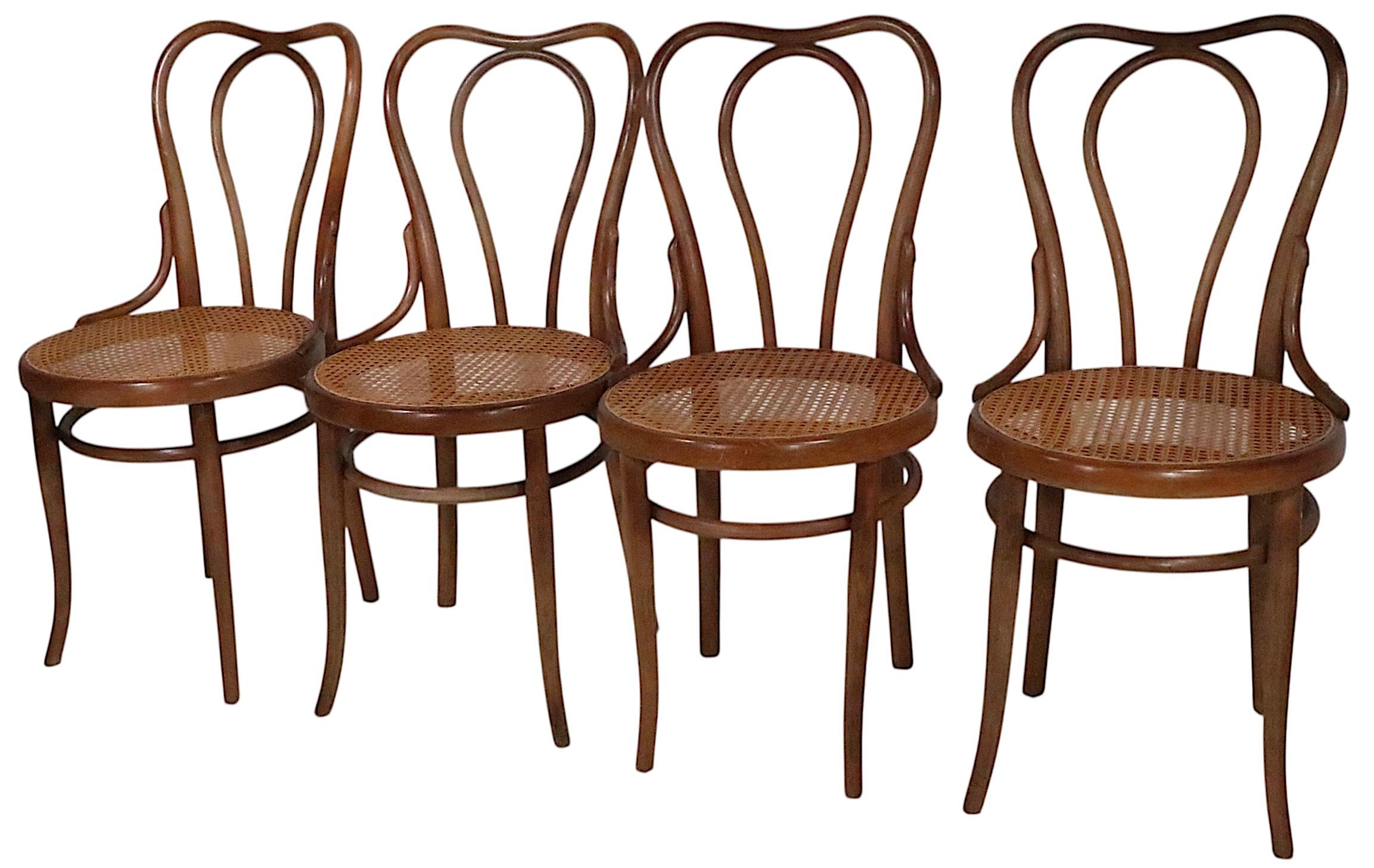 XX secolo Set di sei scessionisti di Vienna  Sedie da pranzo in legno curvato realizzate in Austria da Thonet in vendita