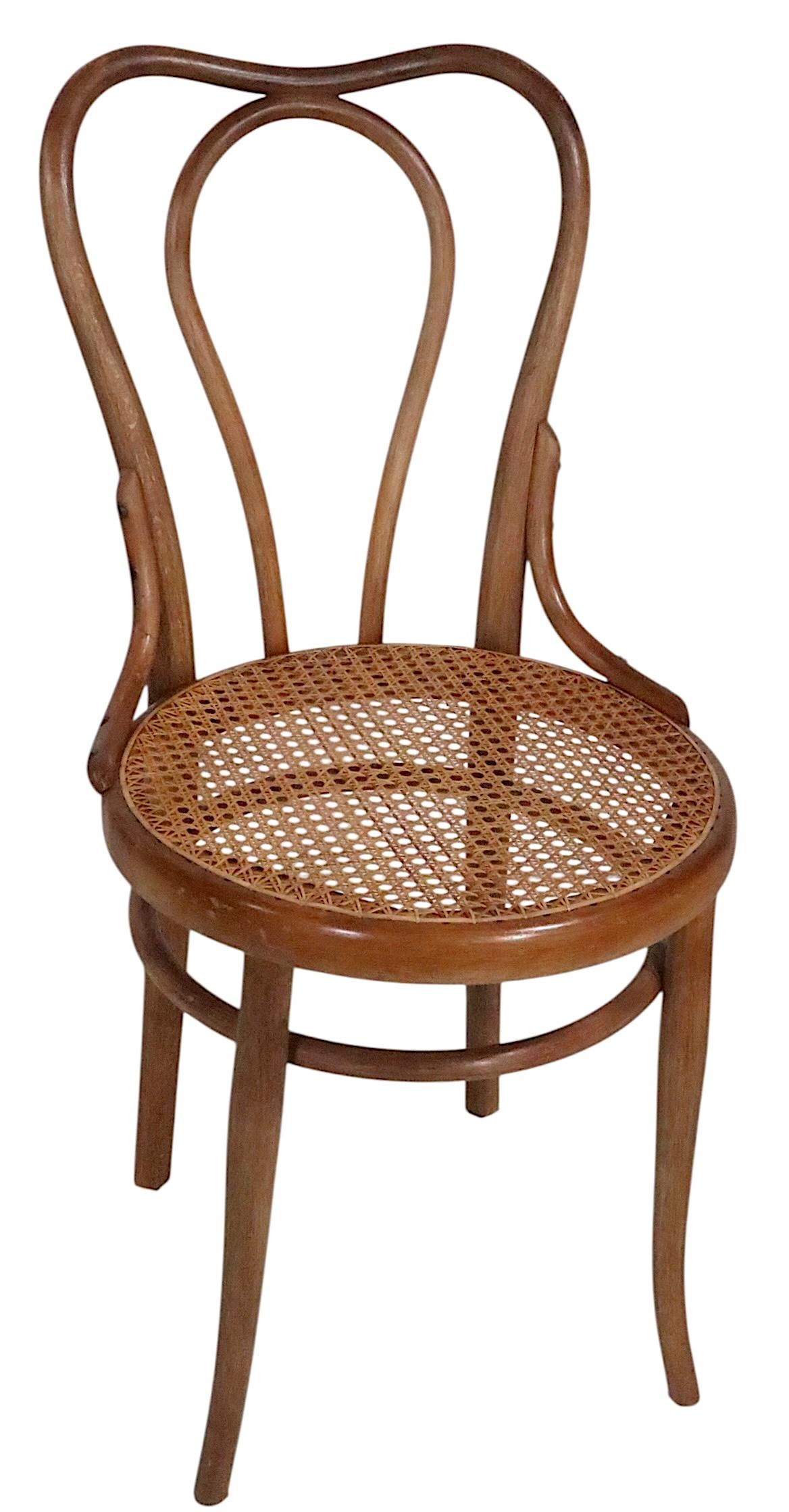 Set di sei scessionisti di Vienna  Sedie da pranzo in legno curvato realizzate in Austria da Thonet in vendita 2