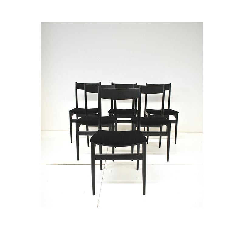 Set of six vintage sixties chairs, Italian manufacture.
The chairs have a black wooden structure with black velvet upholstery.