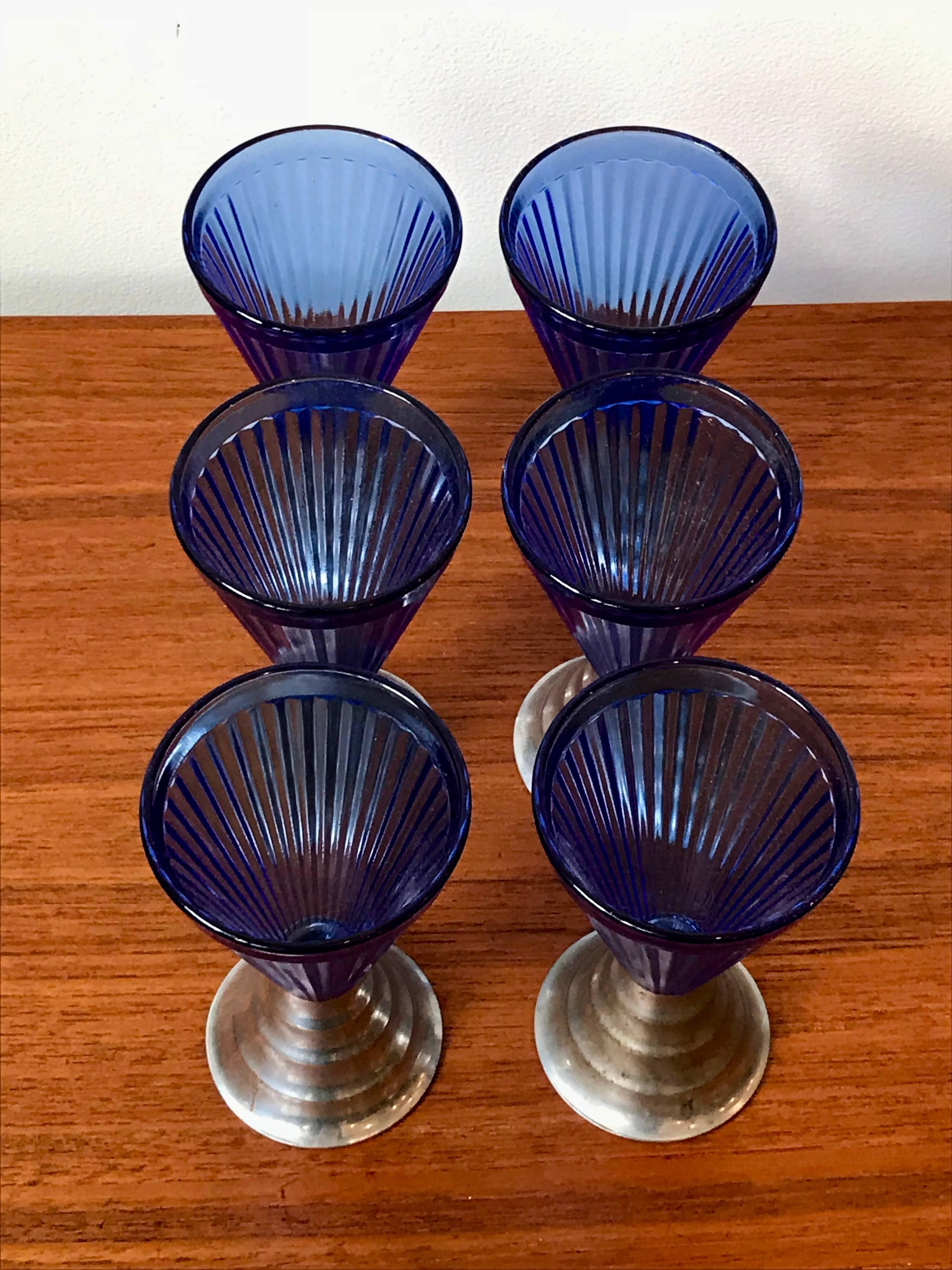 Hübsches Set aus sechs kobaltblauen Vintage-Gläsern mit patiniertem Chromfuß. Keine Chips oder Risse. Höchstwahrscheinlich aus den 1920er Jahren. Das Set braucht eine gute Reinigung.