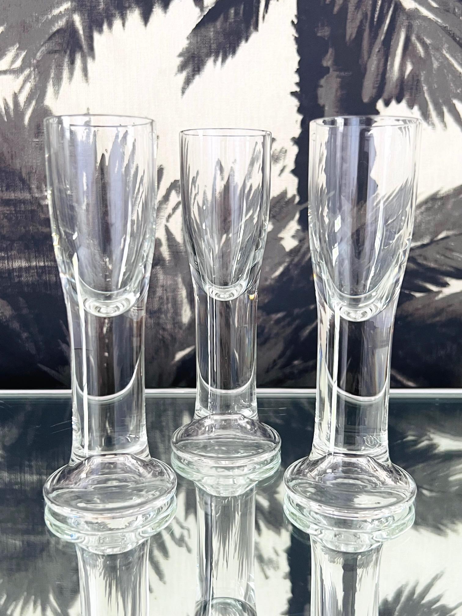 Fait main Ensemble de six verres à liqueur tulipe soufflés vintage, République tchèque, vers 1980 en vente