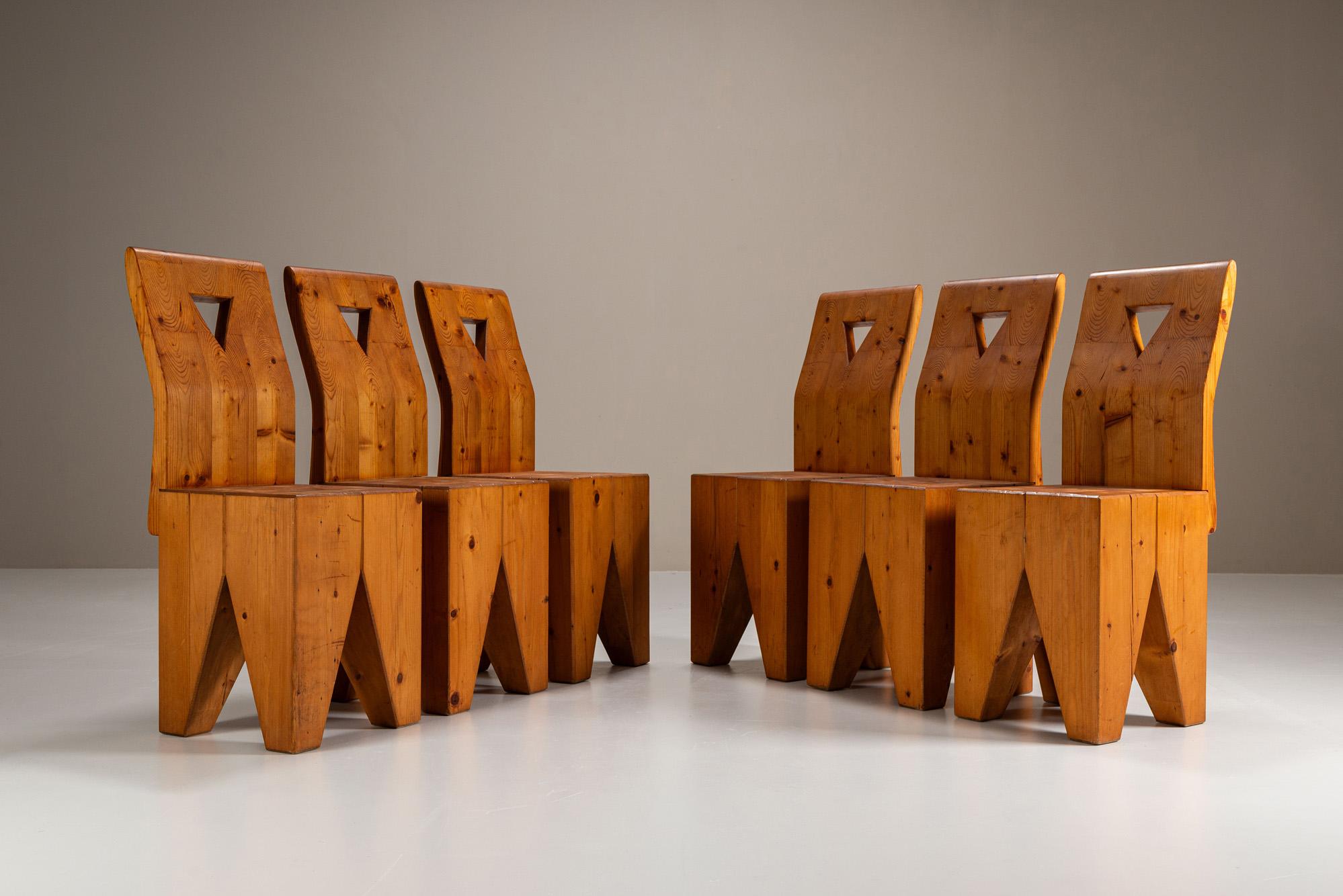 Dieses Sechser-Set wurde wahrscheinlich in den 1970er- oder frühen 1980er-Jahren hergestellt, einer Zeit, in der primitive Formen in postmodernen Interieurs eine neue Wertschätzung erfuhren. Die architektonische Silhouette und die unverblümte