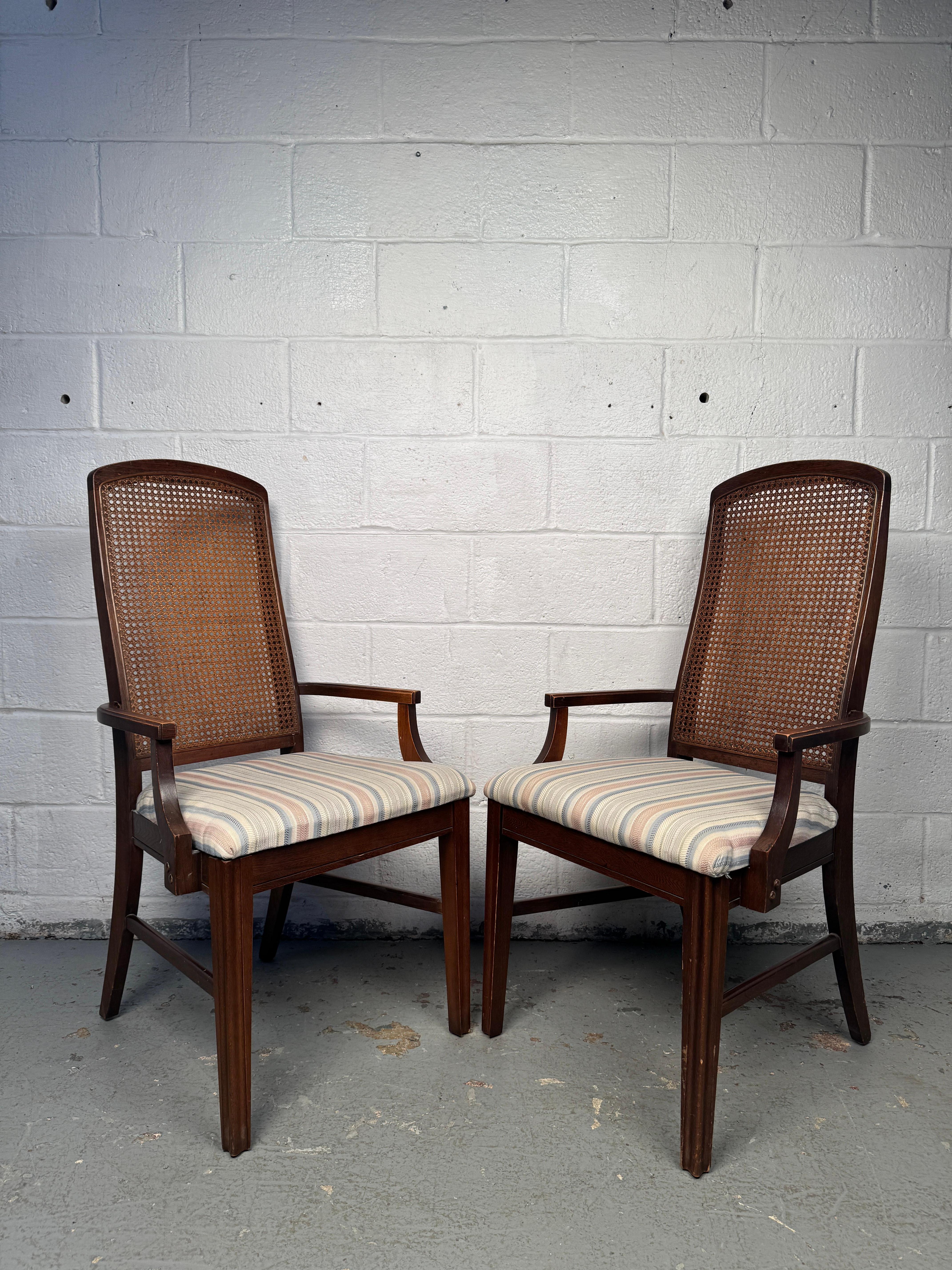 Mid-Century moderno Set di sei sedie da pranzo imbottite di canna vintage in vendita