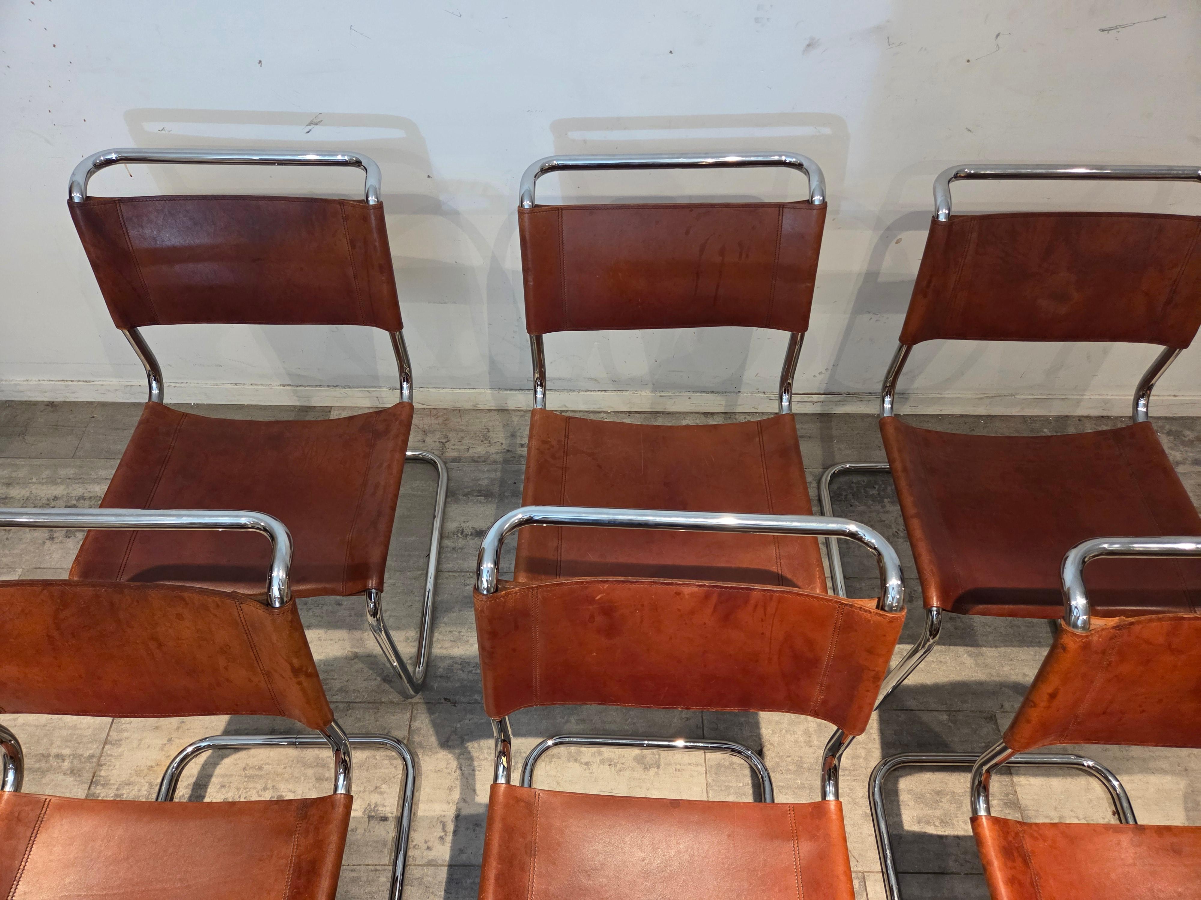 Aggiungi un tocco di modernismo classico al tuo spazio con queste splendide sedie a sbalzo Mart Stam S33. Progettata originariamente nel 1926, la S33 è diventata un simbolo senza tempo di design funzionale ed eleganza minimalista. Questo pezzo in