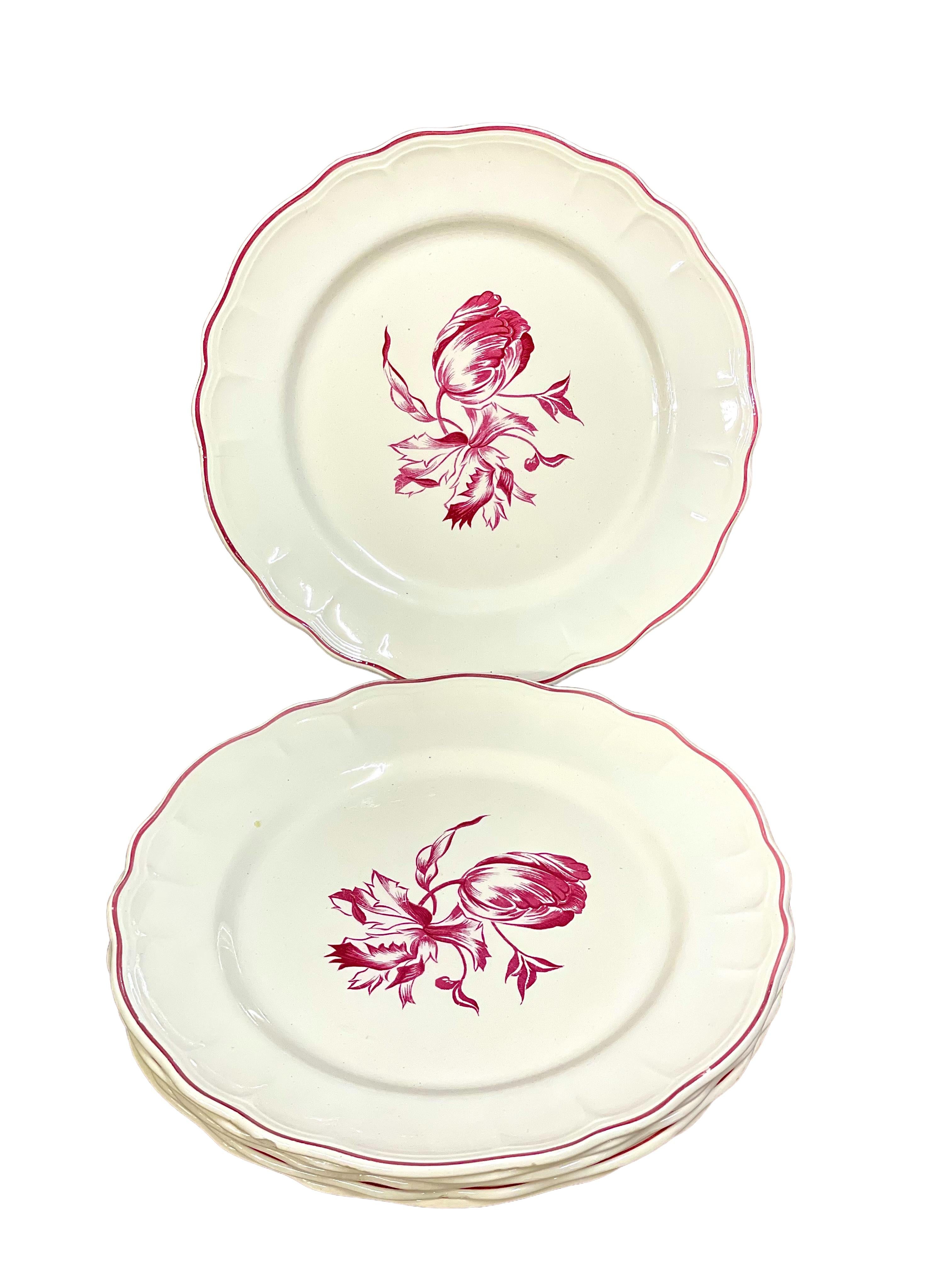 Ensemble de six assiettes à dîner en creamware vintage, joliment décorées d'une impression en transferware rouge de tulipes délicates et de feuillage. Les assiettes ont un joli bord festonné, rehaussé d'une bordure rouge peinte à la main. Elles sont