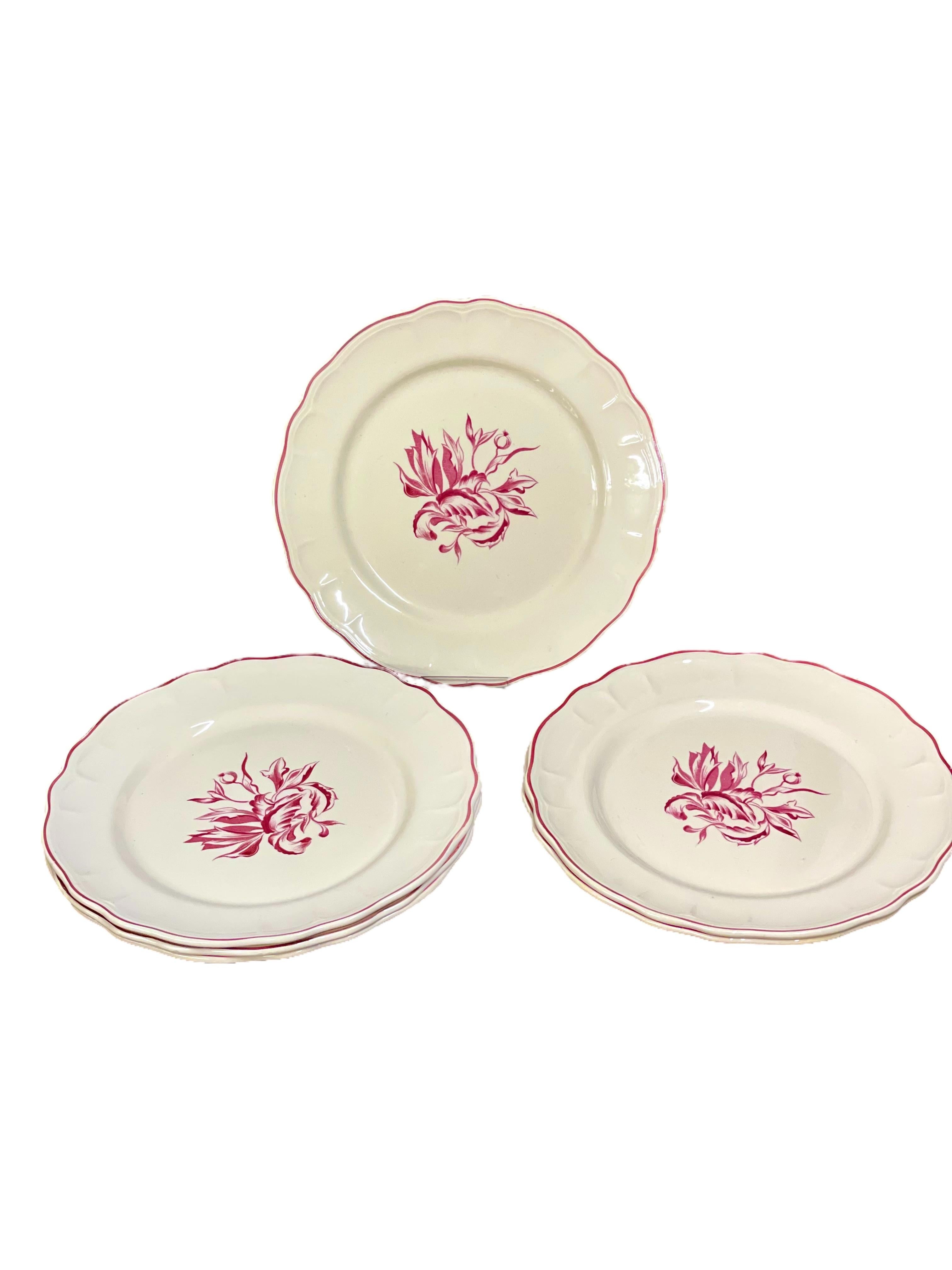 Set of six vintage creamware dinner plates, beautifully decorated with a red transferware print of delicate sprays of foliage. The plates have a pretty scalloped rim, highlighted with a hand- painted red border and are in excellent vintage
