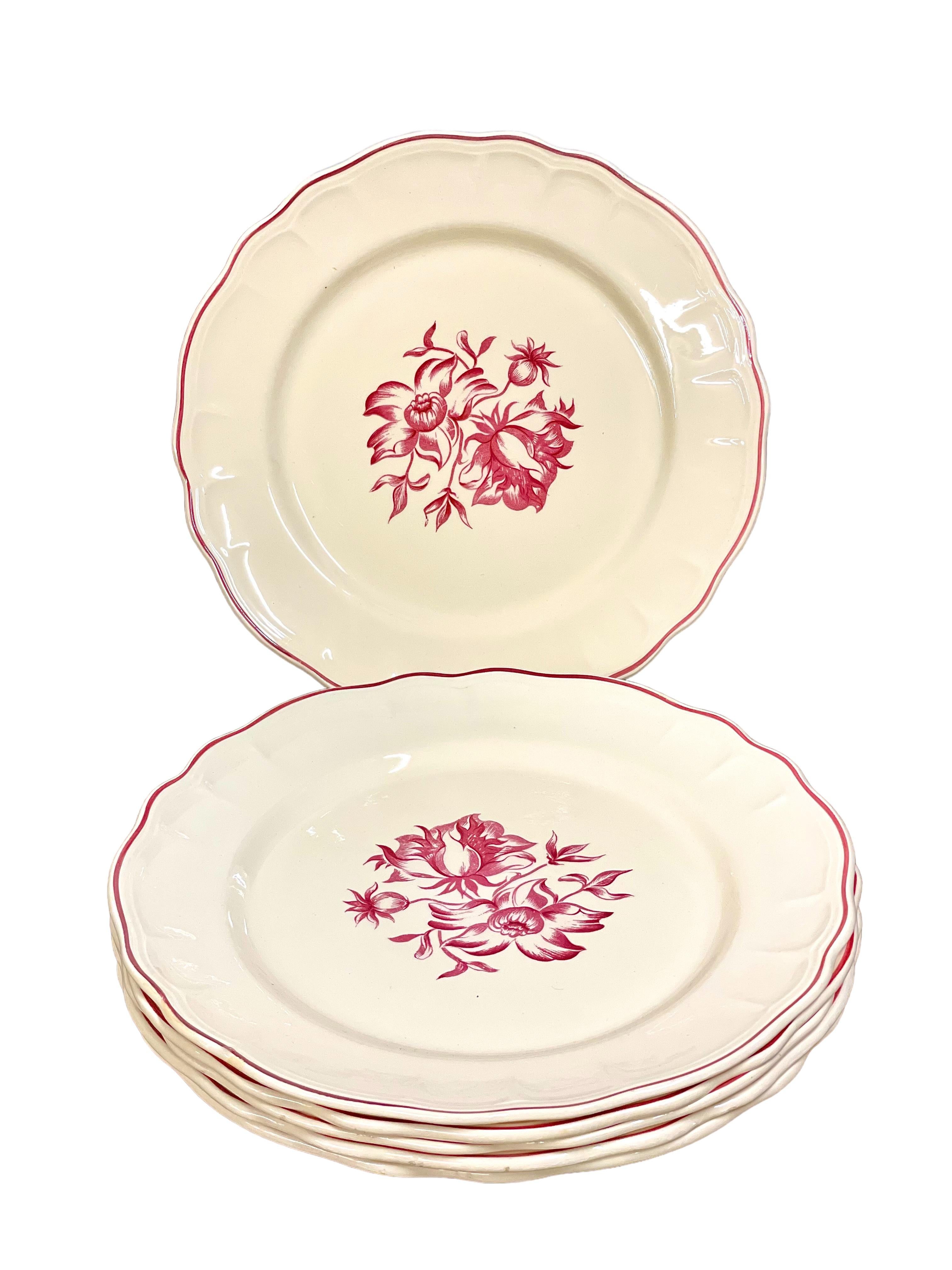 Ensemble de six assiettes à dîner en creamware vintage, joliment décorées d'une impression en transferware rouge de délicats boutons de fleurs et de feuillage. Les assiettes ont un joli bord festonné, rehaussé d'une bordure rouge peinte à la main.