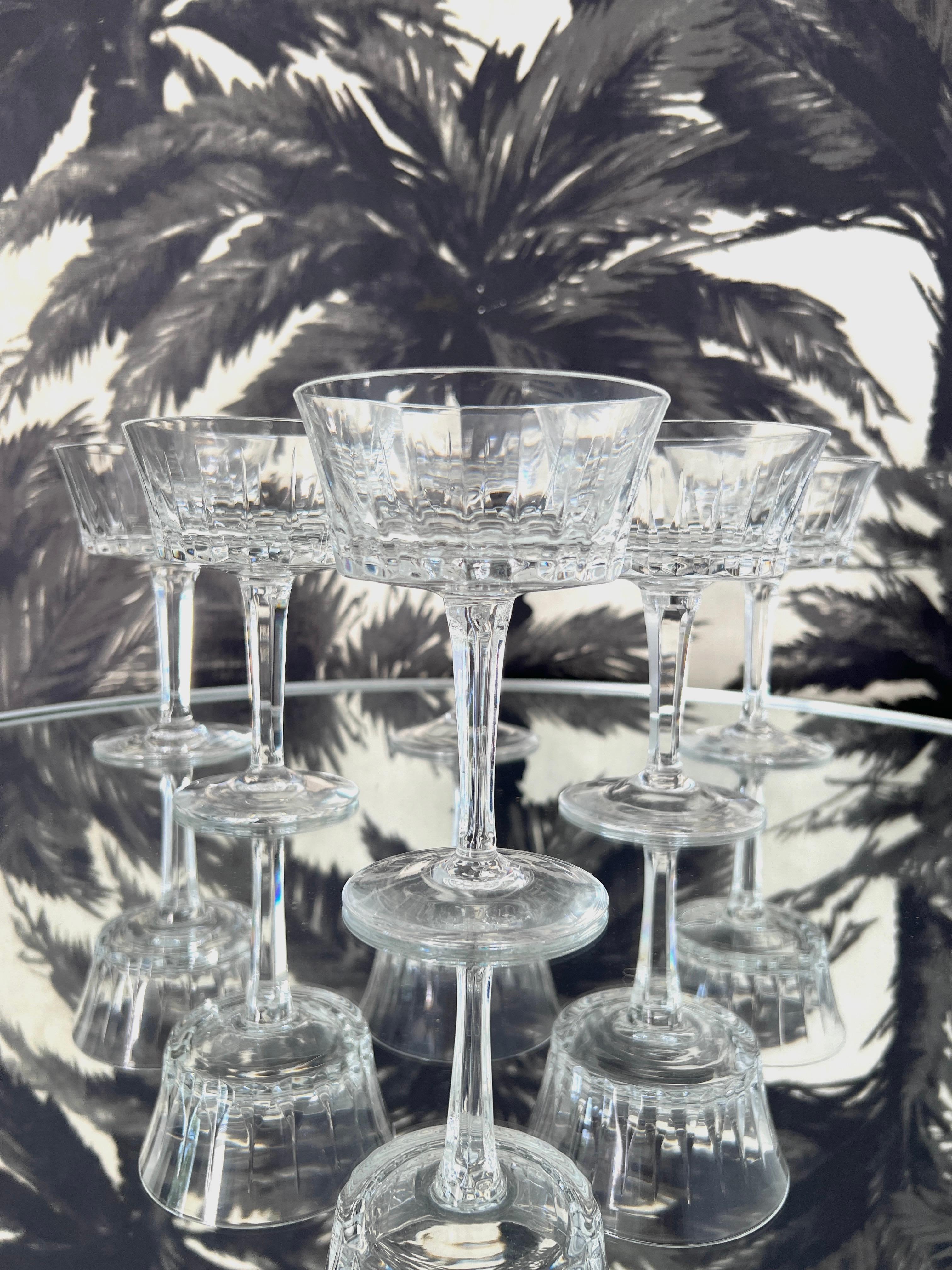 Juego de copas de cristal vintage de Gorham, c. 1970. Las elegantes copas de champán de vidrio soplado presentan cortes verticales grabados a lo largo de las cazoletas y tienen tallos facetados de varias caras que se reflejan como prismas. Los vasos