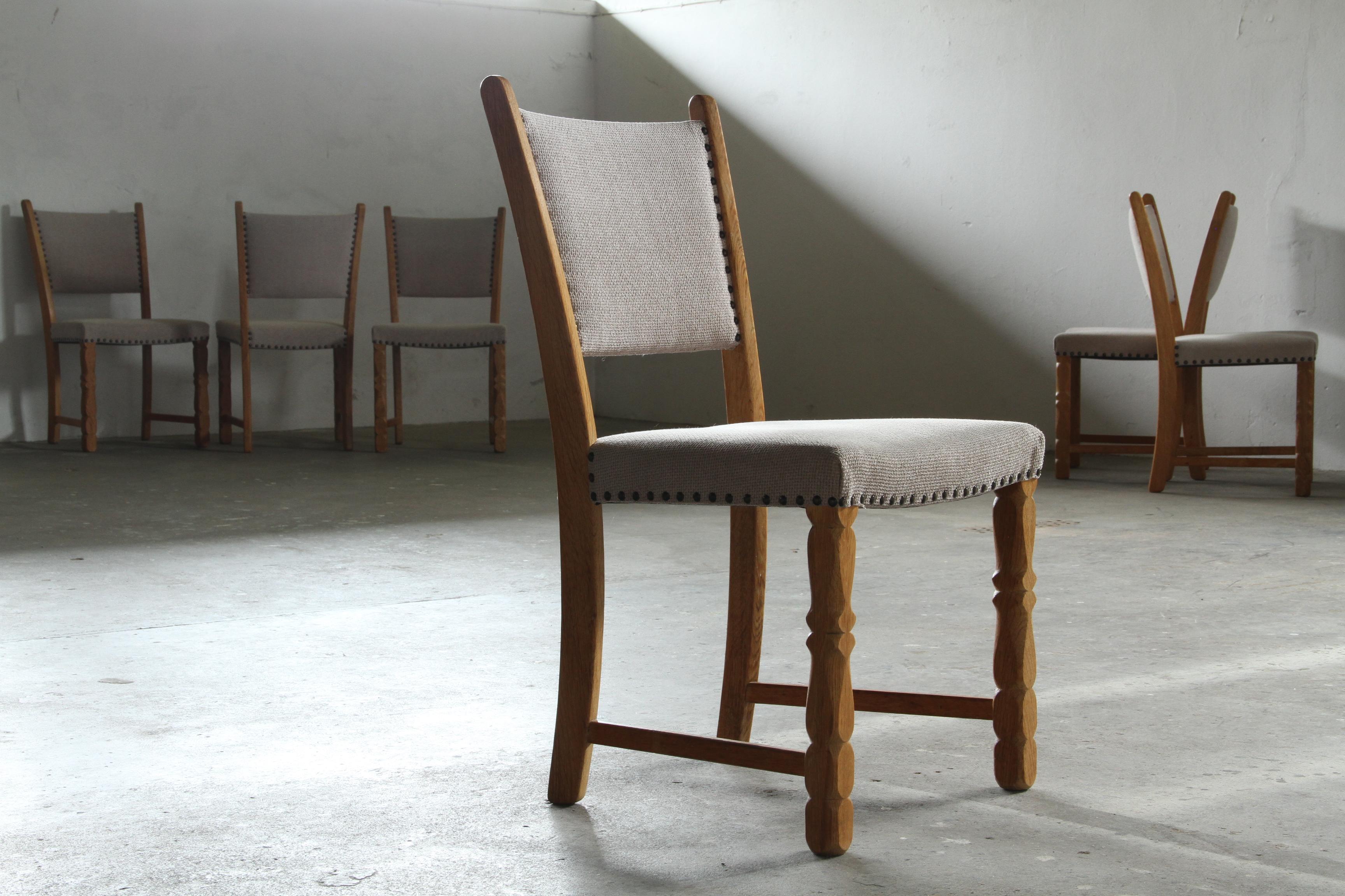 Nous présentons un ensemble complet de six chaises de salle à manger danoises brutalistes des années 1960, incarnant le style emblématique et recherché de Henning Kjærnulf. Fabriquée de manière experte en chêne massif, chaque chaise présente les