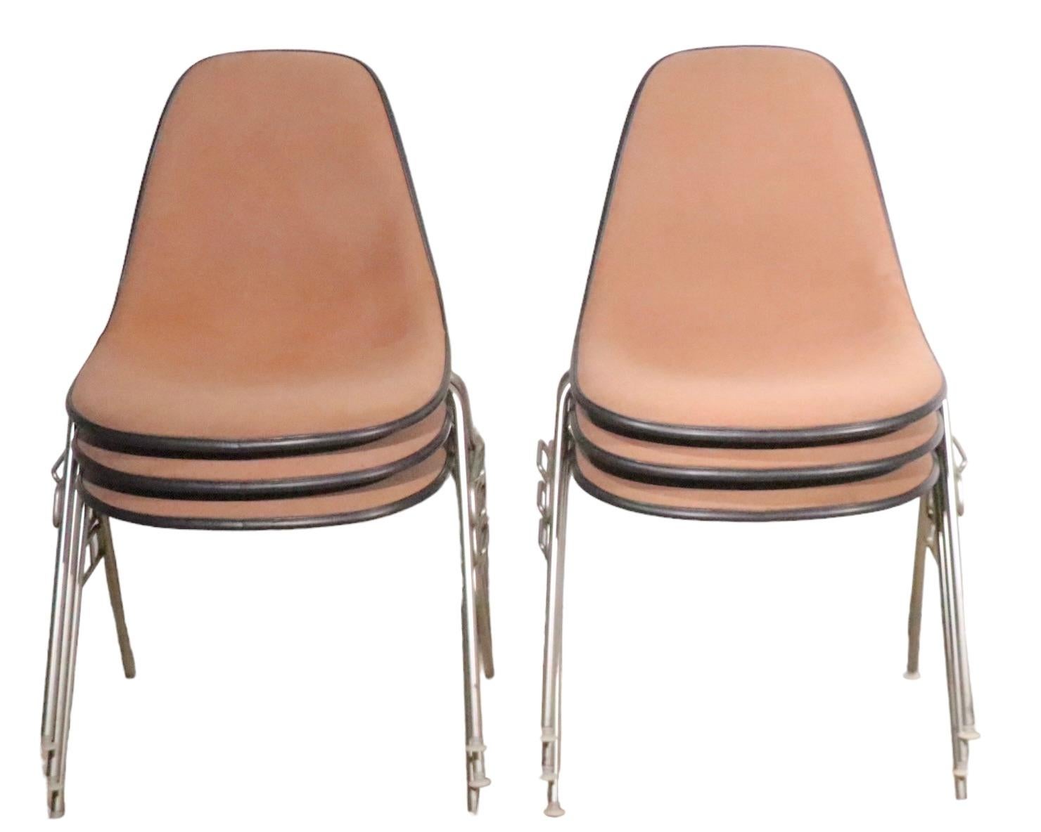 Satz von sechs stapelbaren DSS-Stühlen, entworfen von Eames für Herman Miller, mit beige/lehmfarbener Tweed-Polsterung,   dunkelgraue Fiberglasschalen und Metallbeine. Alle sind in sehr gutem Originalzustand und zeigen nur leichte kosmetische