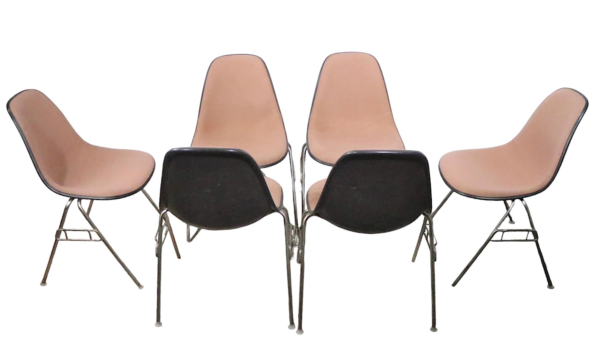 Américain Ensemble de six chaises vintage Eames pour Herman Miller empilables DSS en tissu tweed en vente