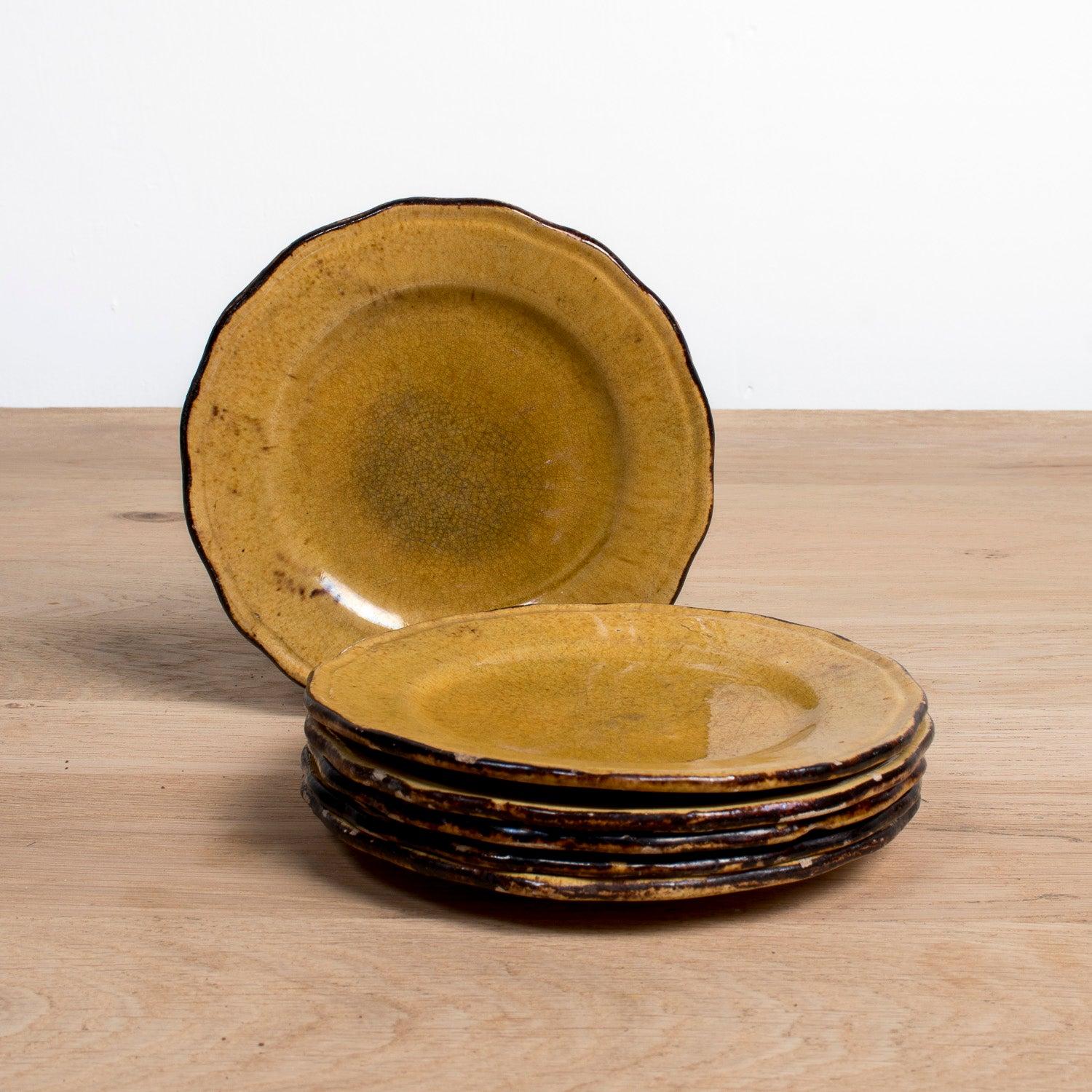 Un charmant ensemble de six assiettes à dessert vintage provenant de Dieulefit, un petit village riche en poteries niché dans la région Auvergne-Rhône-Alpes, dans le sud-est de la France. Datant des années 1950, chaque assiette est recouverte d'une