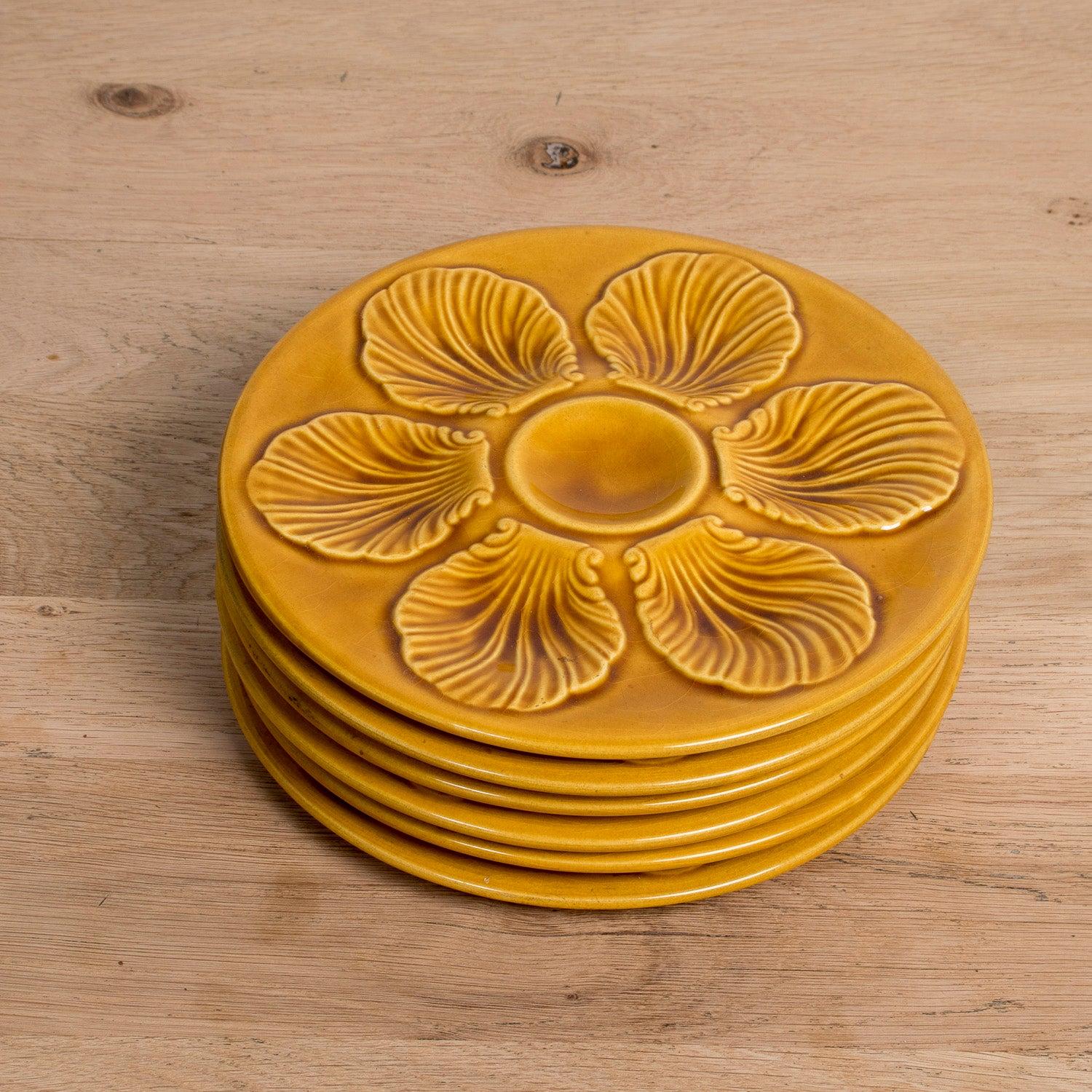 Un sorprendente set di sei piatti da ostrica in maiolica vintage realizzati da Proceram, in Francia, una storica manifattura di ceramiche con sede ad Aubagne, una città da tempo celebrata per le sue tradizioni ceramiche nel sud della Francia.