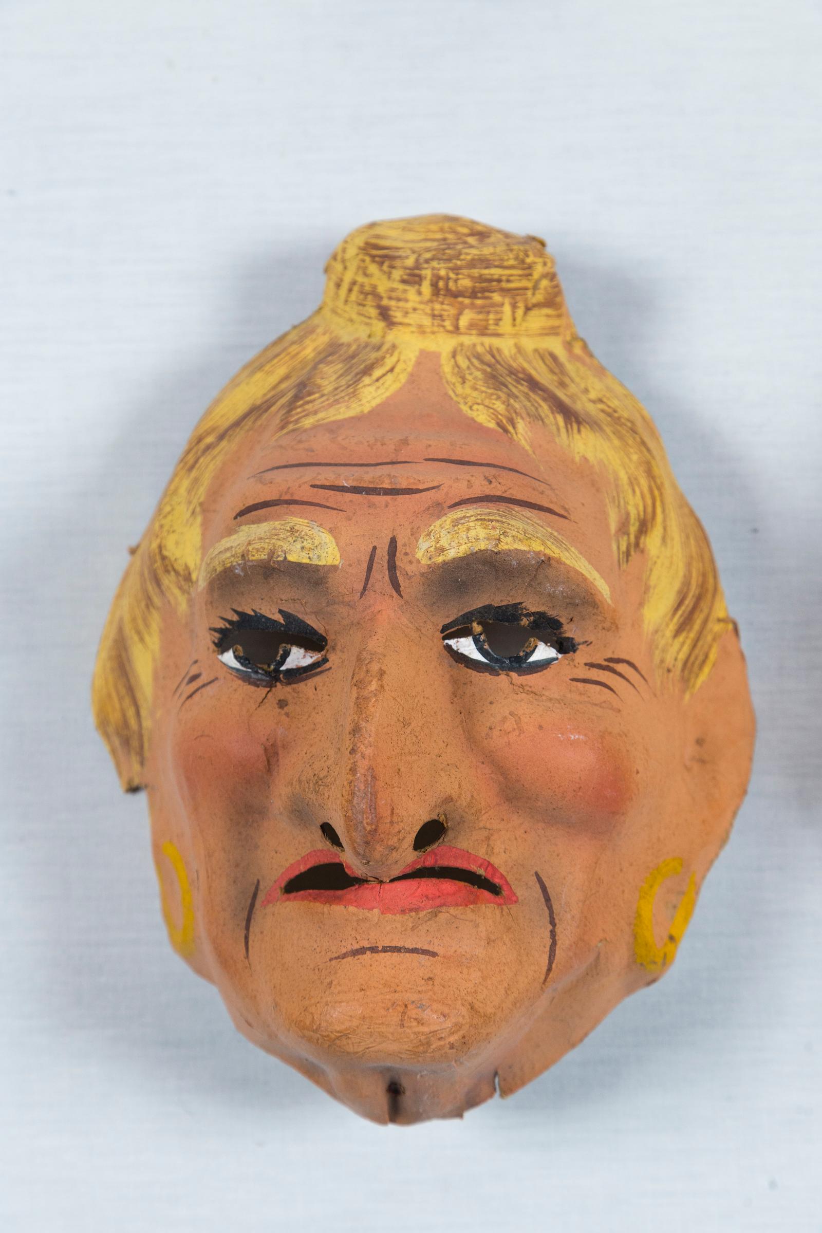 Satz von sechs französischen dreidimensionalen Masken im Vintage-Stil (Handbemalt) im Angebot