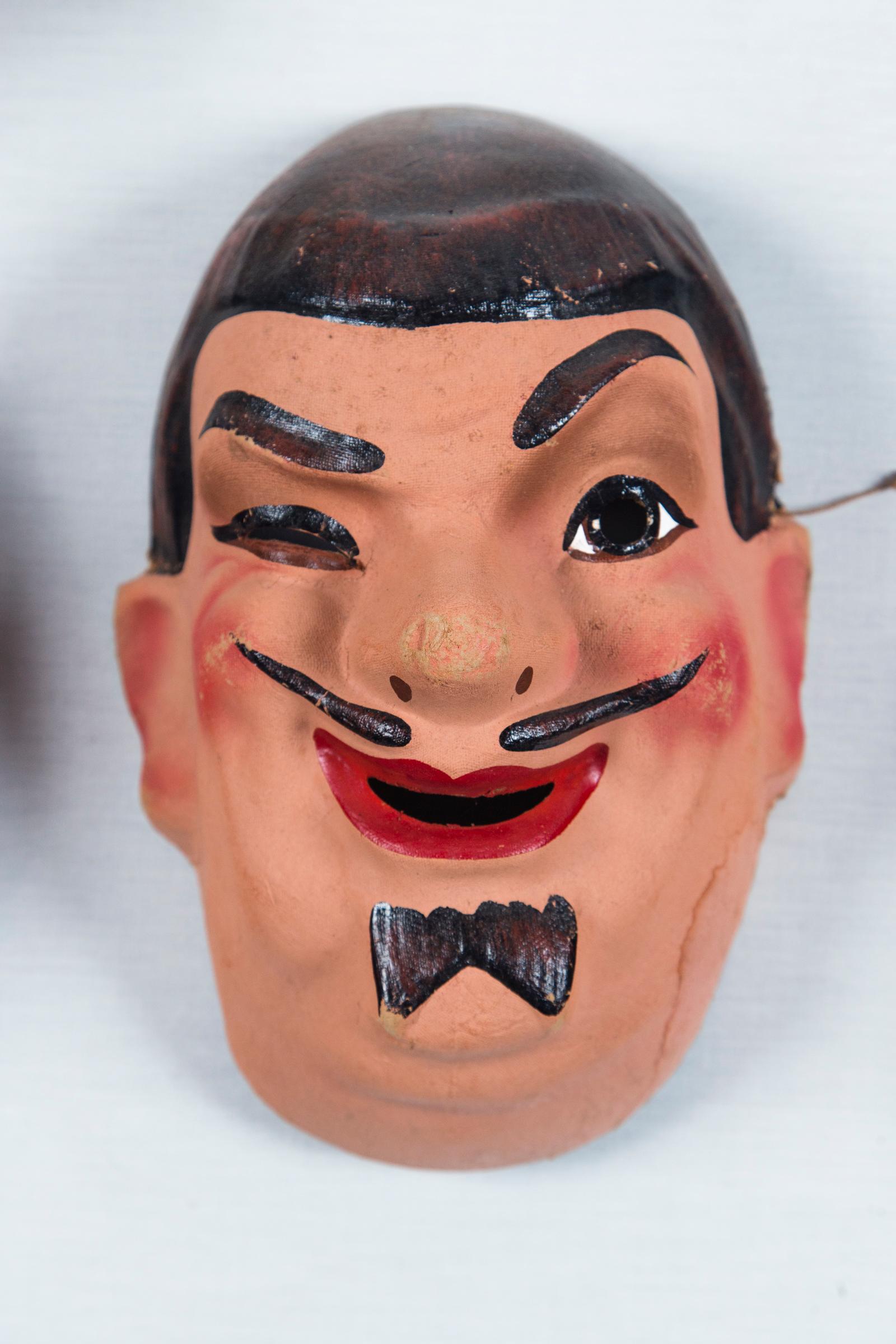Satz von sechs französischen dreidimensionalen Masken im Vintage-Stil (Mitte des 20. Jahrhunderts) im Angebot