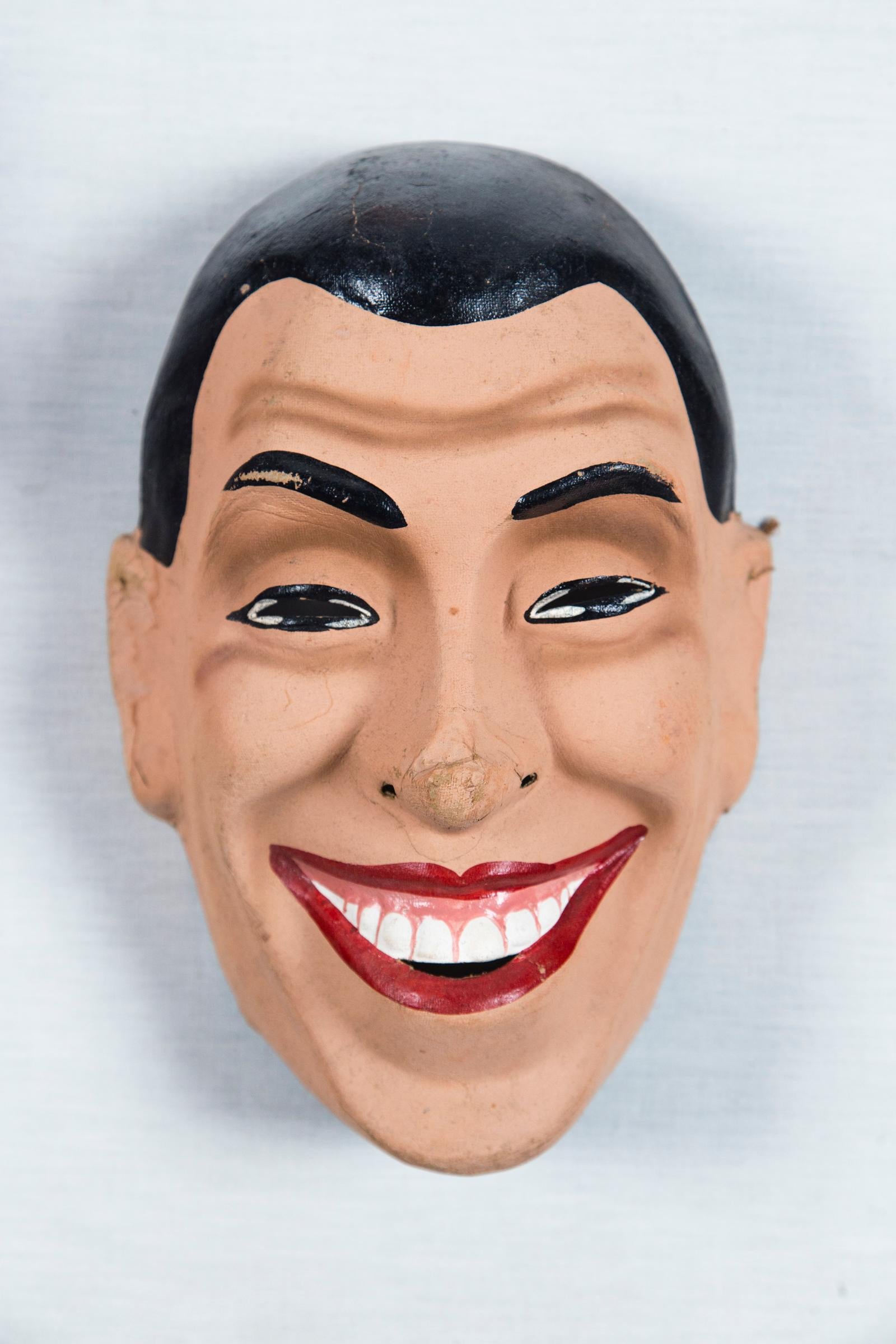 Satz von sechs französischen dreidimensionalen Masken im Vintage-Stil (Papier) im Angebot
