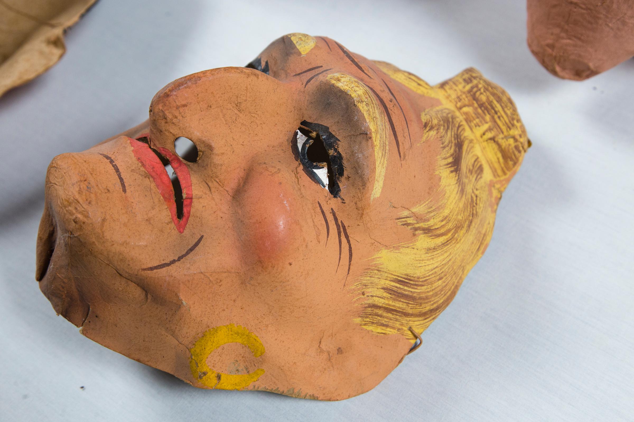 Ensemble de six masques tridimensionnels français vintage en vente 2