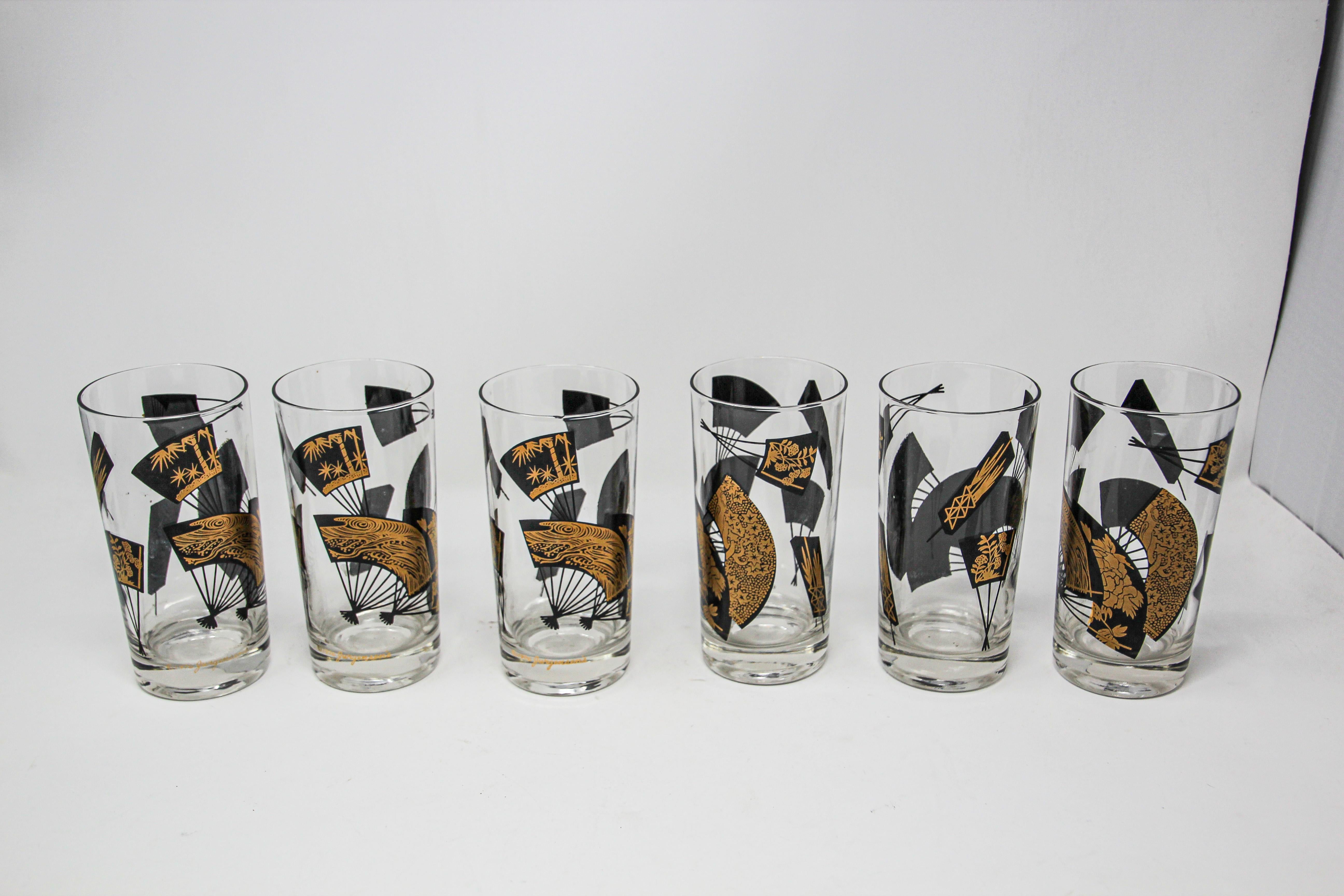 1976 Collectible Highball Tumbler Glasses Black and Gold by Gurgensen's Set of 6.
Elegant et exquis ensemble de six verres dorés highball à thème asiatique, conçu par Gurgensen's, circa 1976.
Verres de bar de collection Hollywood Regency décorés à
