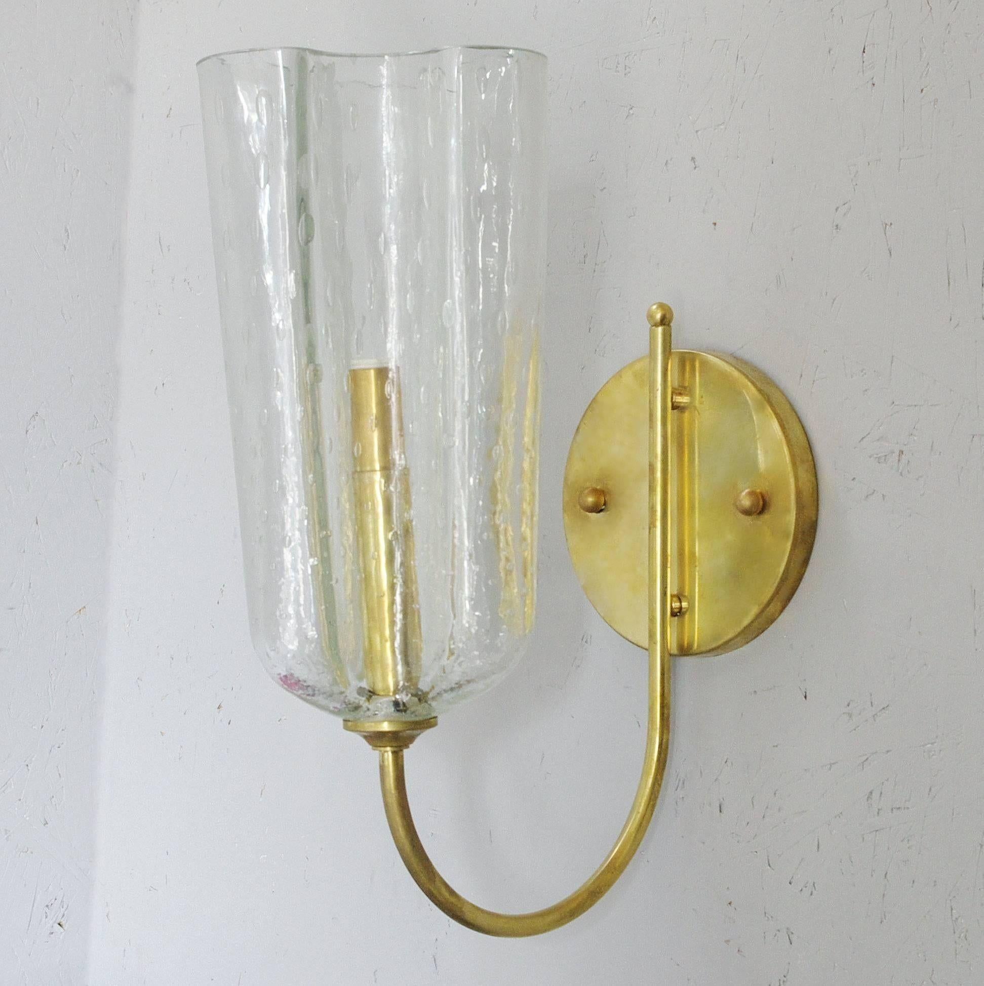 Set of six vintage Italian wall sconces with clear Murano hand blown glass with bubbles within the glass in Pulegoso technique, mounted on brass hardware. Made in Italy, circa 1960s.
Dimensions:
 
Measures: 19