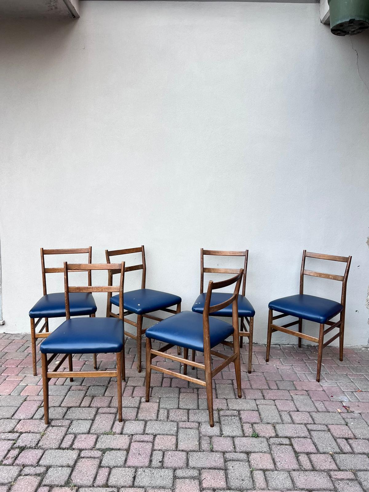 Set of nine Vintage Italian Leggera Blue Dining Chairs by Gio Ponti for Cassina In Good Condition For Sale In Milan, IT