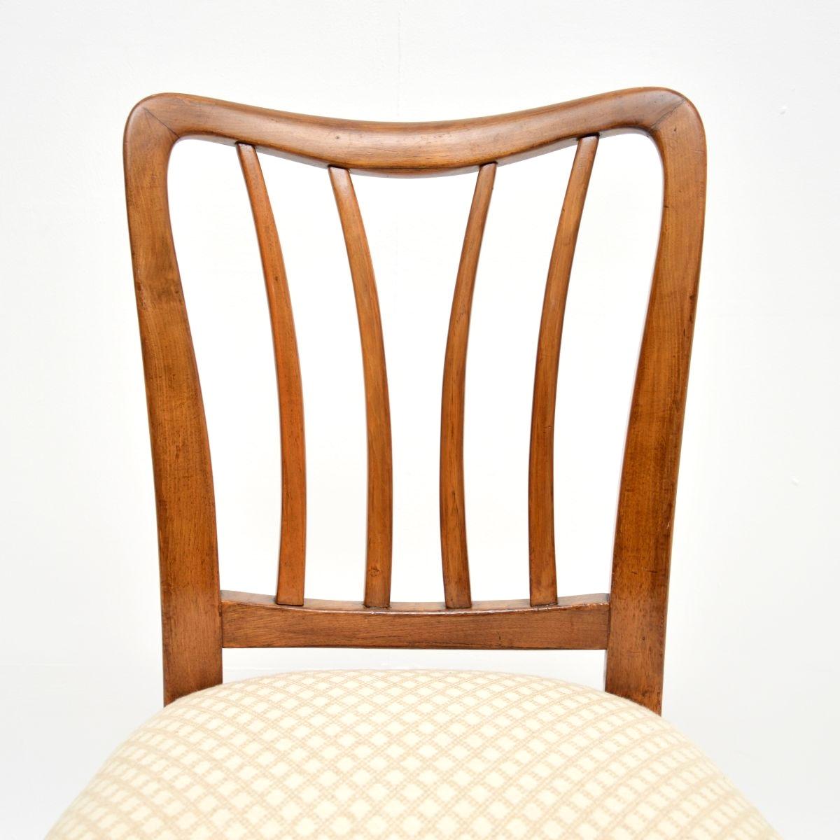 Set of Six Vintage Italian Midcentury Walnut Dining Chairs im Angebot 3