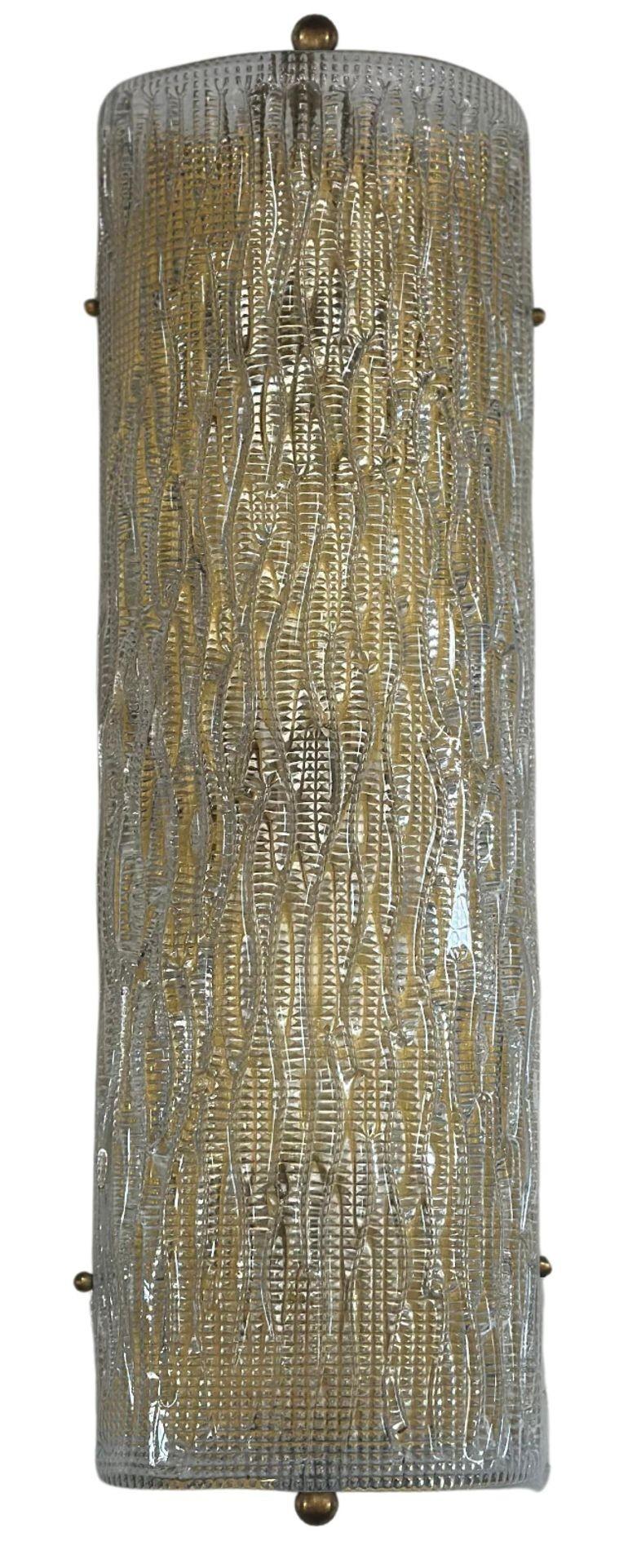 Un set di sei appliques vintage in vetro di Murano montate su una struttura in ottone; il vetro ha un design unico piegato con motivi allineati. Realizzato in Italia, anni '70 circa.
*Ricablato per adattarsi agli standard di illuminazione degli