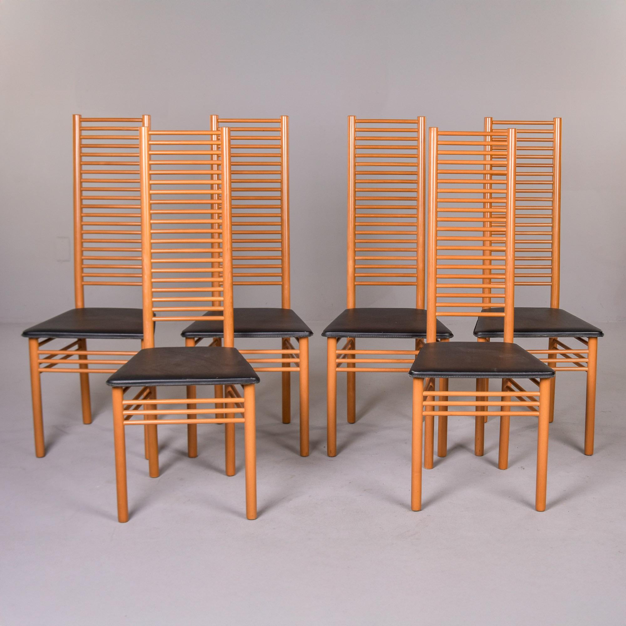 Encontrado en Italia, este conjunto de seis sillas de comedor altas con respaldo de escalera data de la década de 1980. Creemos que los marcos de madera teñida de rubio son de haya. Los distintivos y espectaculares respaldos altos, estilo escalera,