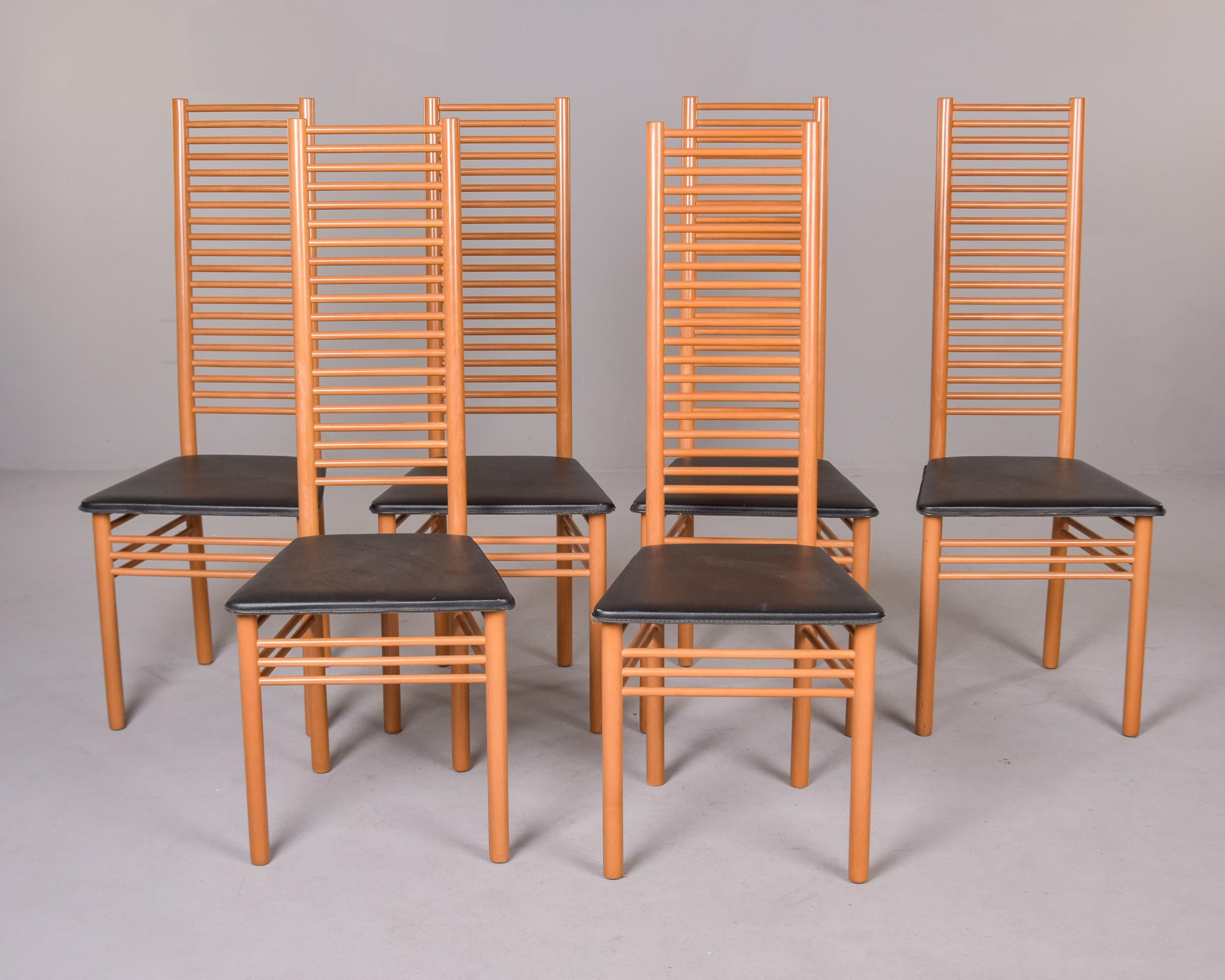 Juego de seis sillas altas italianas vintage con respaldo de escalera Moderno de mediados de siglo en venta