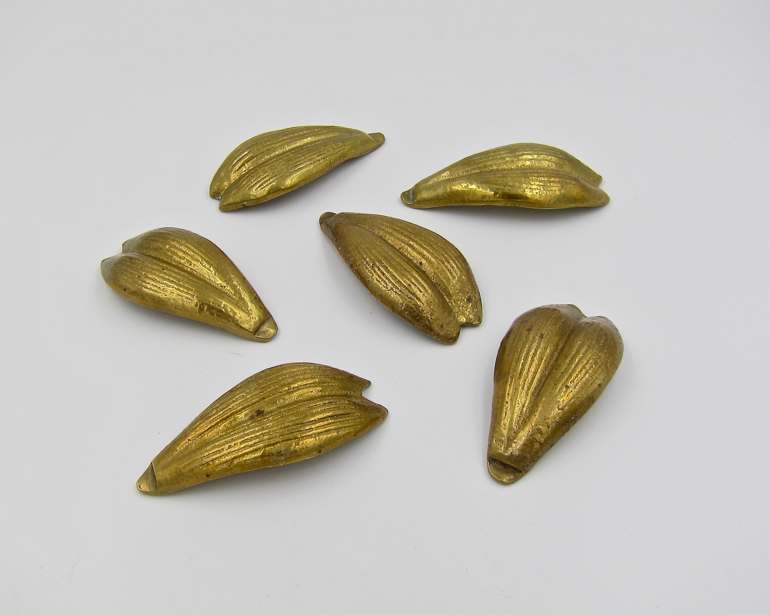 A vintage set of six small and stackable leaf dishes or ashtrays with textured surfaces. The pieces were cast in brass and each remain in very good condition with dark golden patinas. The leaves are perfect ornaments for outdoor spaces and would