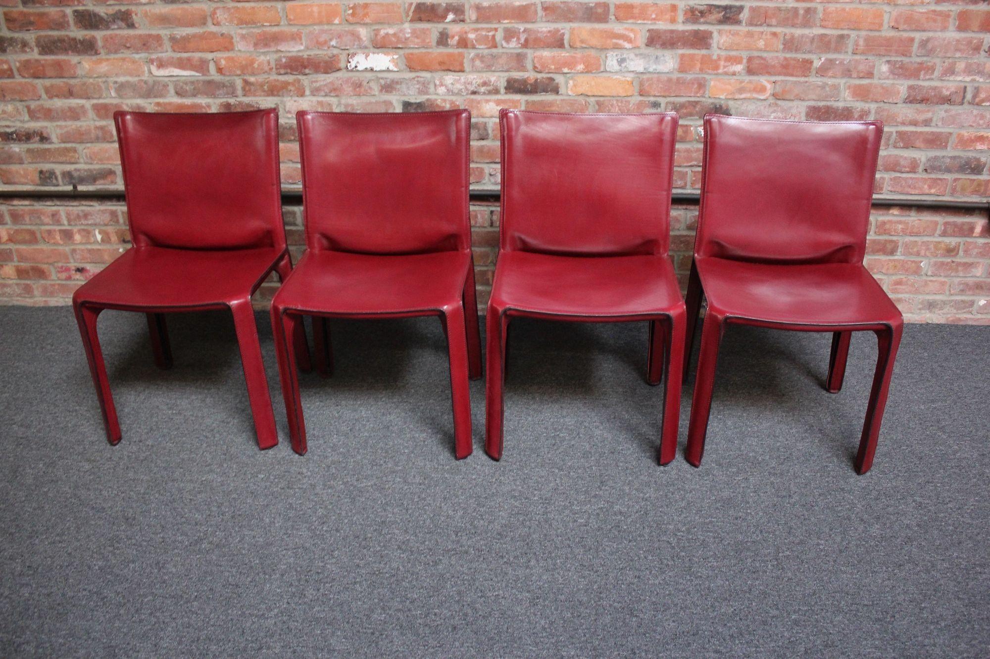 Ensemble complet de six (deux chaises capitaine modèle 413 et quatre chaises latérales modèle 412) chaises 