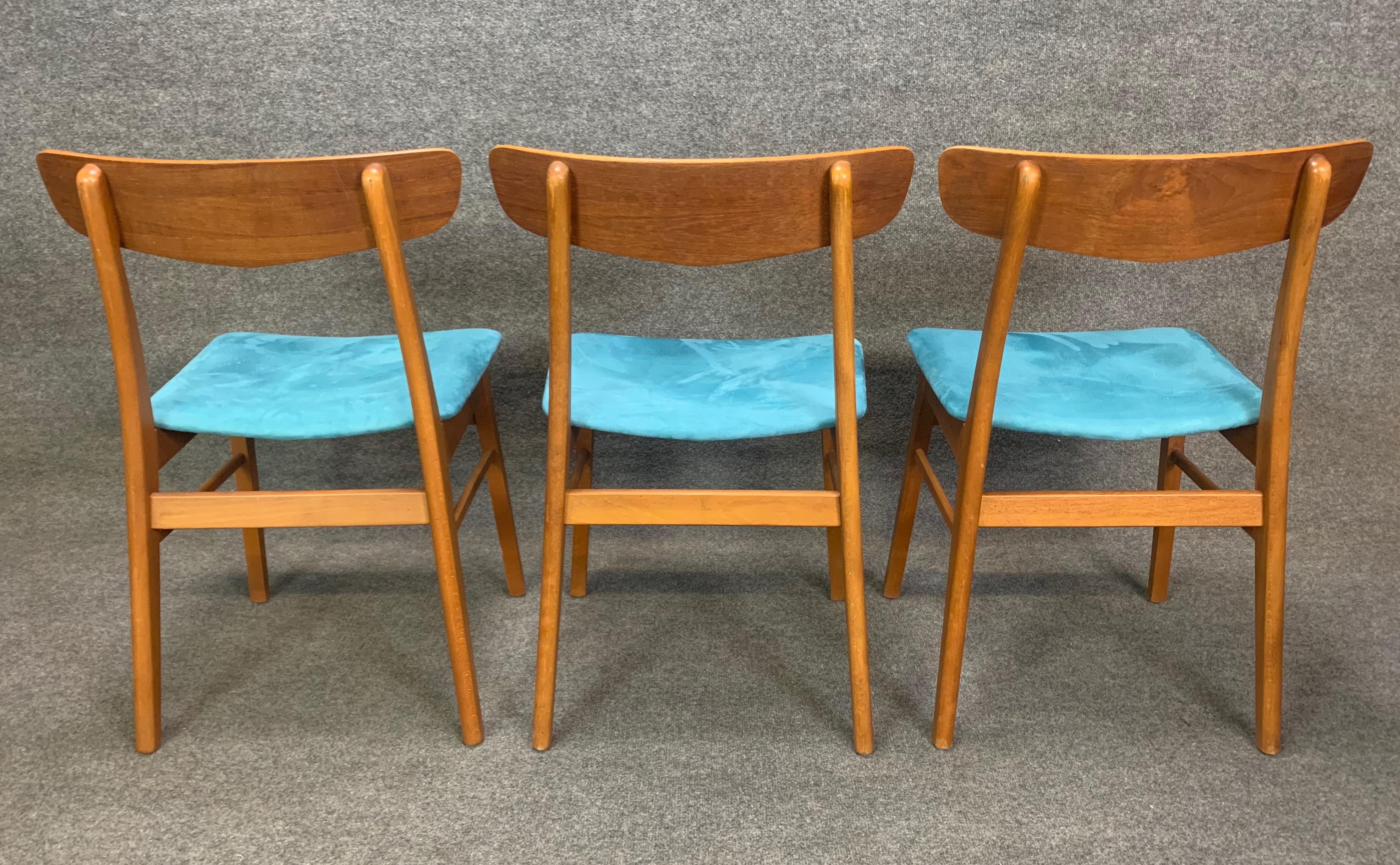 Here is a beautiful set of six Scandinavian Modern dining chairs manufactured in Denmark in the 1960s by Findhahls Møbelfabrik.
These comfortable and Classic chairs, recently refinished, feature a solid birch wood frame and a solid teak backrest.