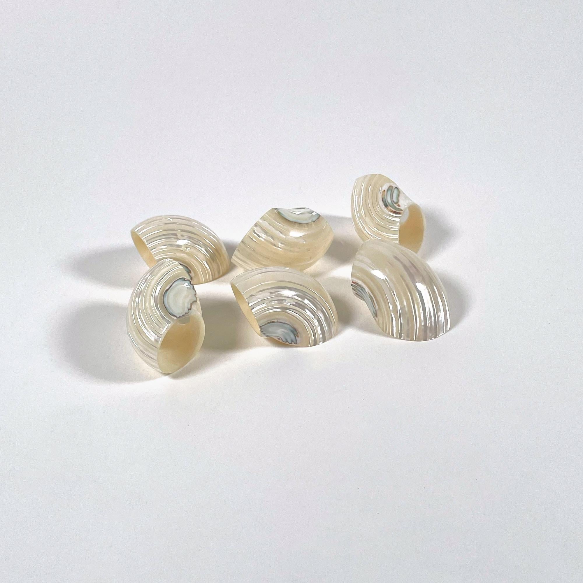 Cet exquis ensemble de six ronds de serviette vintage est fabriqué à partir de nacre véritable, exhalant une élégance et une sophistication intemporelles. Datant des années 1950, ces pièces rares sont parfaites pour ajouter une touche de charme du