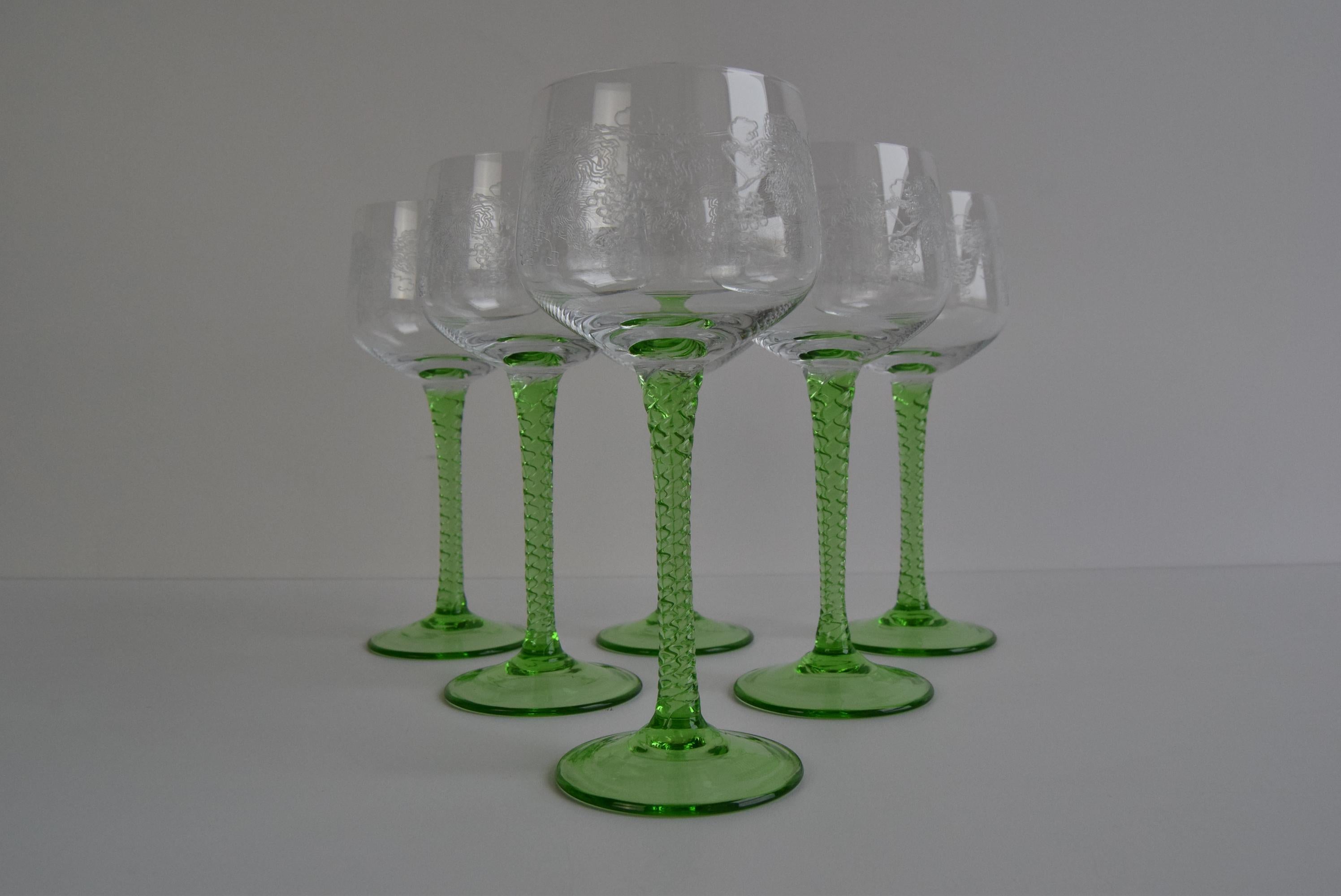 A set of six wine glasses on a green twisted stem, the top of the glass features a vine plant.
Made in Czechoslovakia in the 1960s
Beautiful decoration
Good condition