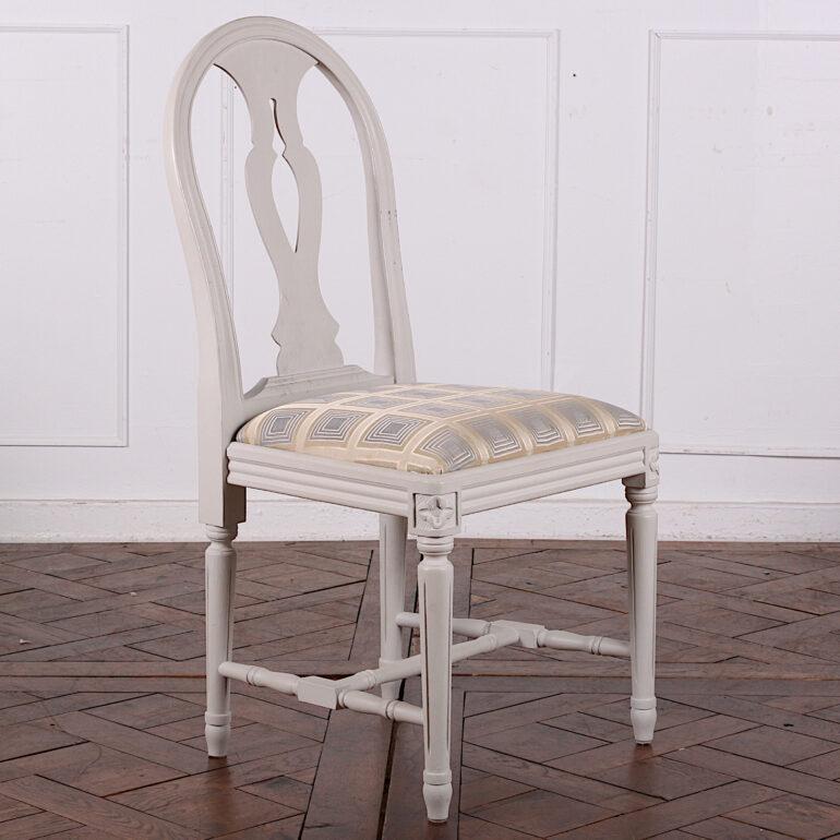 Set of six vintage Swedish painted dining chairs with arched backs and turned tapering fluted legs in a Gustavian style.

 