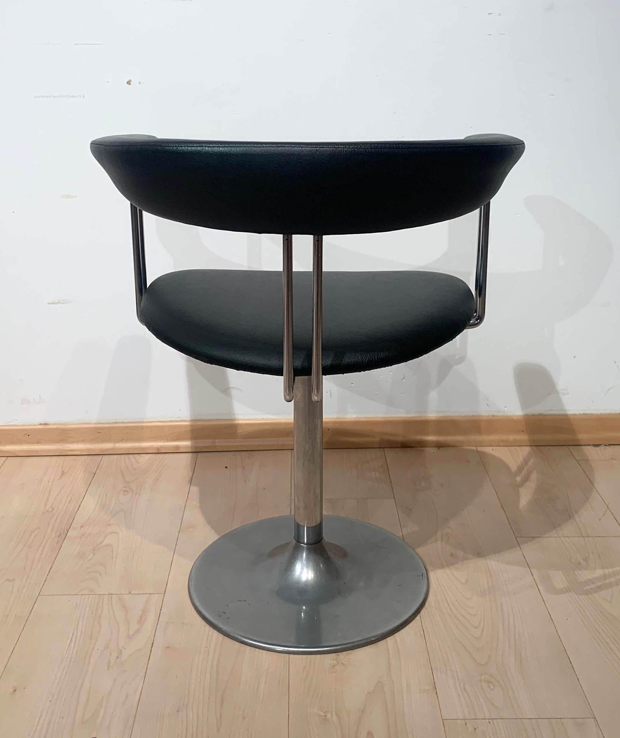 Satz von 6 drehbaren Sesseln, schwarzes Leder und Metall, Niederlande ca. 1970er Jahre im Angebot 4