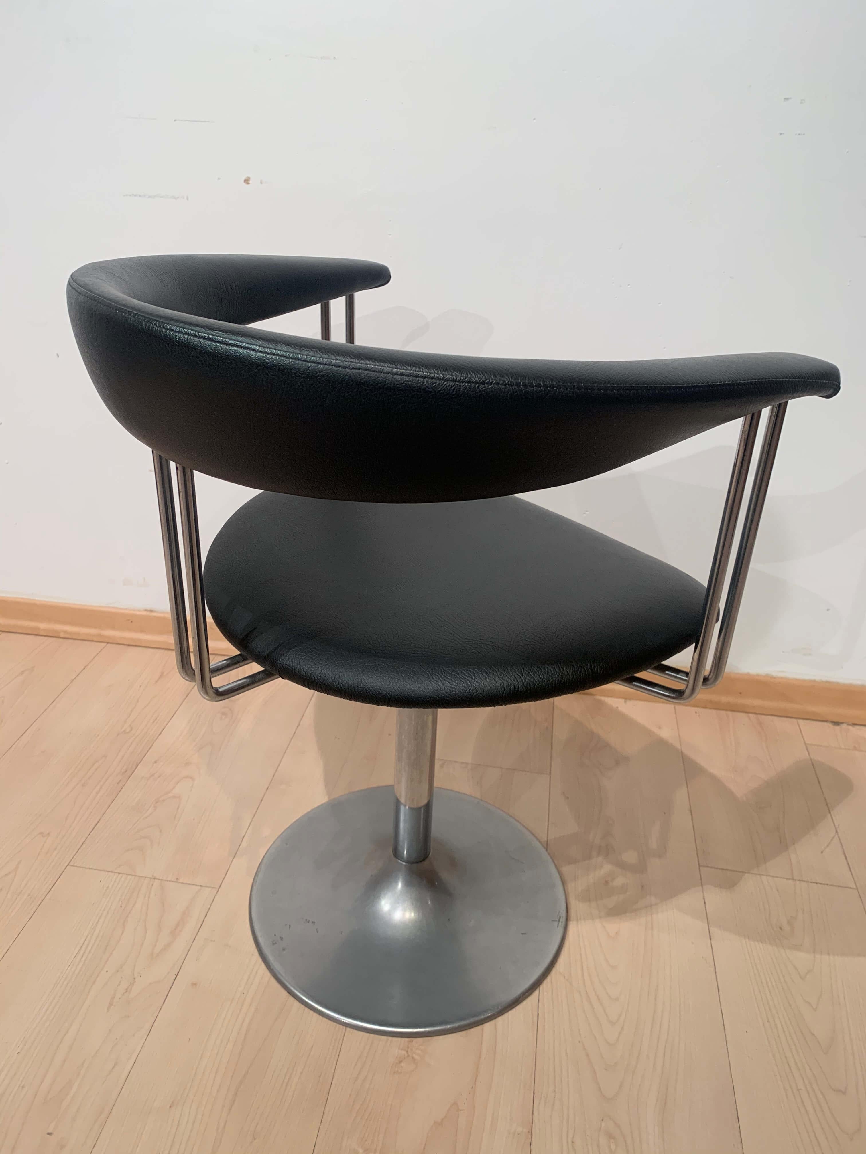 Satz von 6 drehbaren Sesseln, schwarzes Leder und Metall, Niederlande ca. 1970er Jahre im Angebot 6