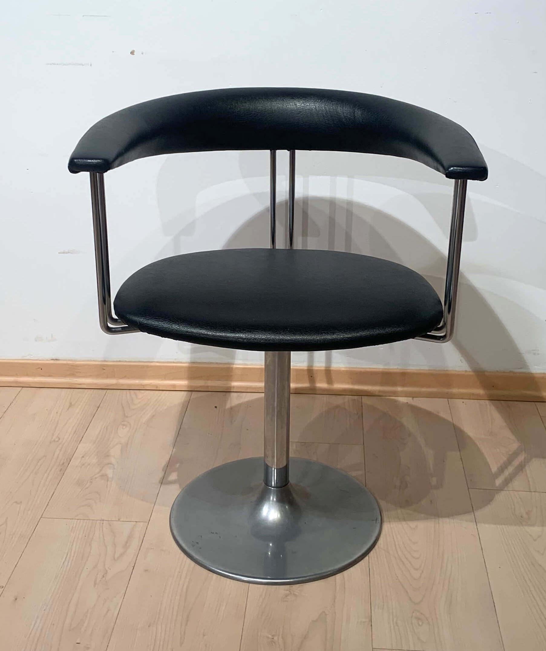 Ensemble de 6 fauteuils pivotants, cuir noir et métal, Pays-Bas circa 1970 Bon état - En vente à Regensburg, DE