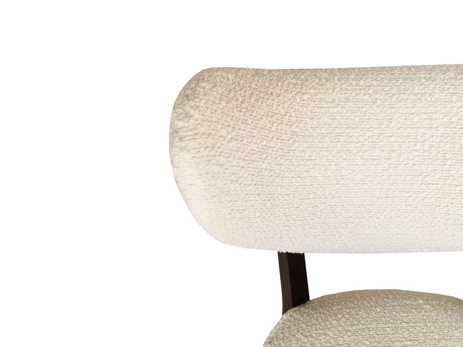 Sechser-Set Vintola Studio Esszimmerstühle, weißer Boucle-Stoff, Europa, Polen (Handgefertigt) im Angebot