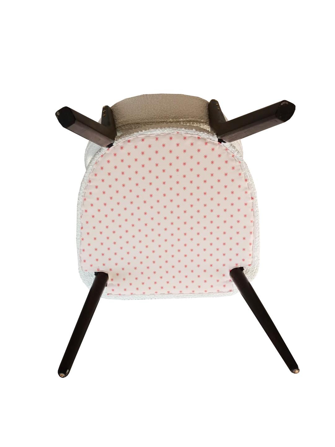 Sechser-Set Vintola Studio Esszimmerstühle, weißer Boucle-Stoff, Europa, Polen (Bouclé) im Angebot