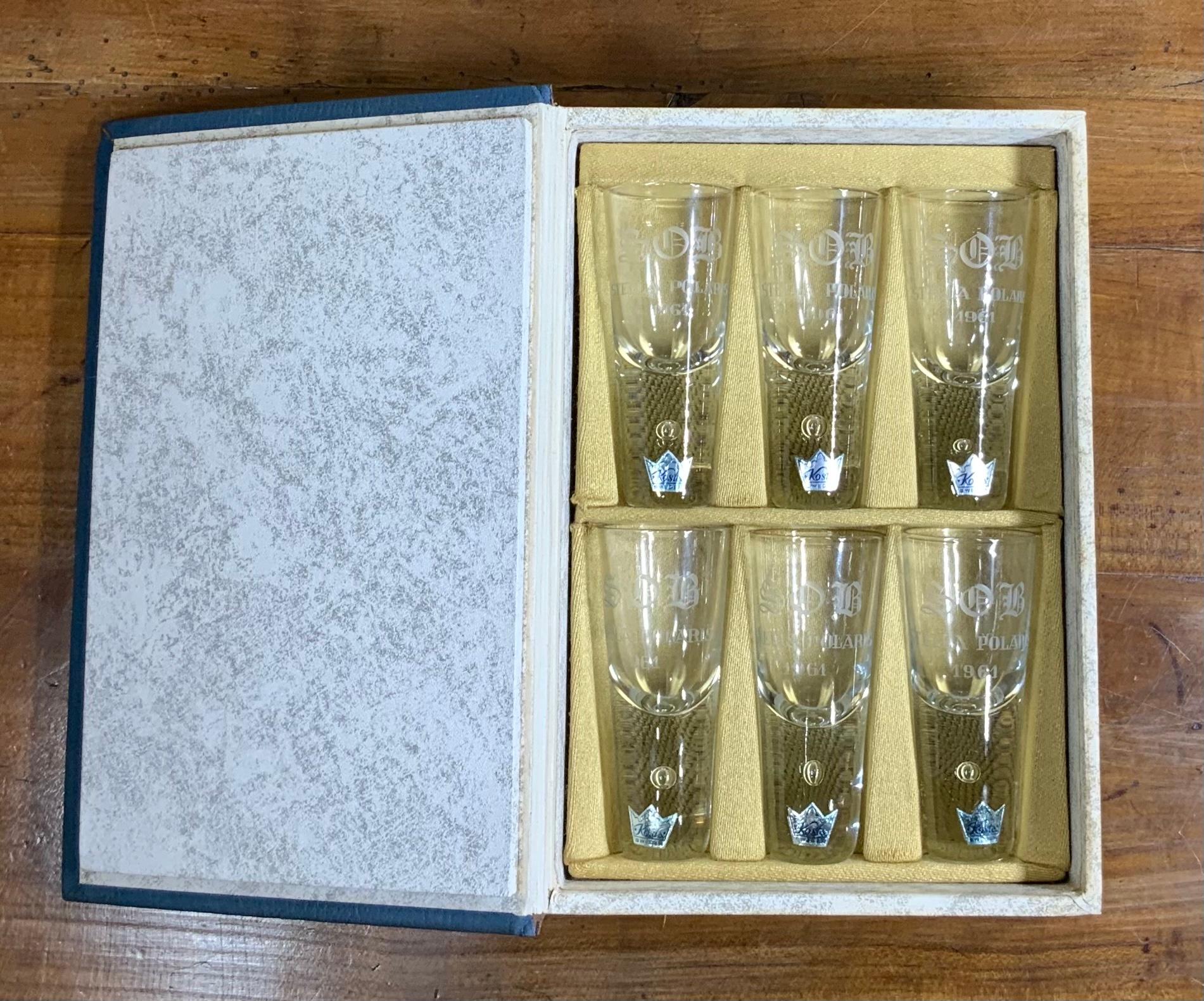 Schöne sechs Wodka Schnapsgläser von Stella Polaris Schweden Hersteller 1961 gemacht.
Sehr guter Zustand mit dem Original-Buch-Box kommen.
Box Größe ist: 9. 