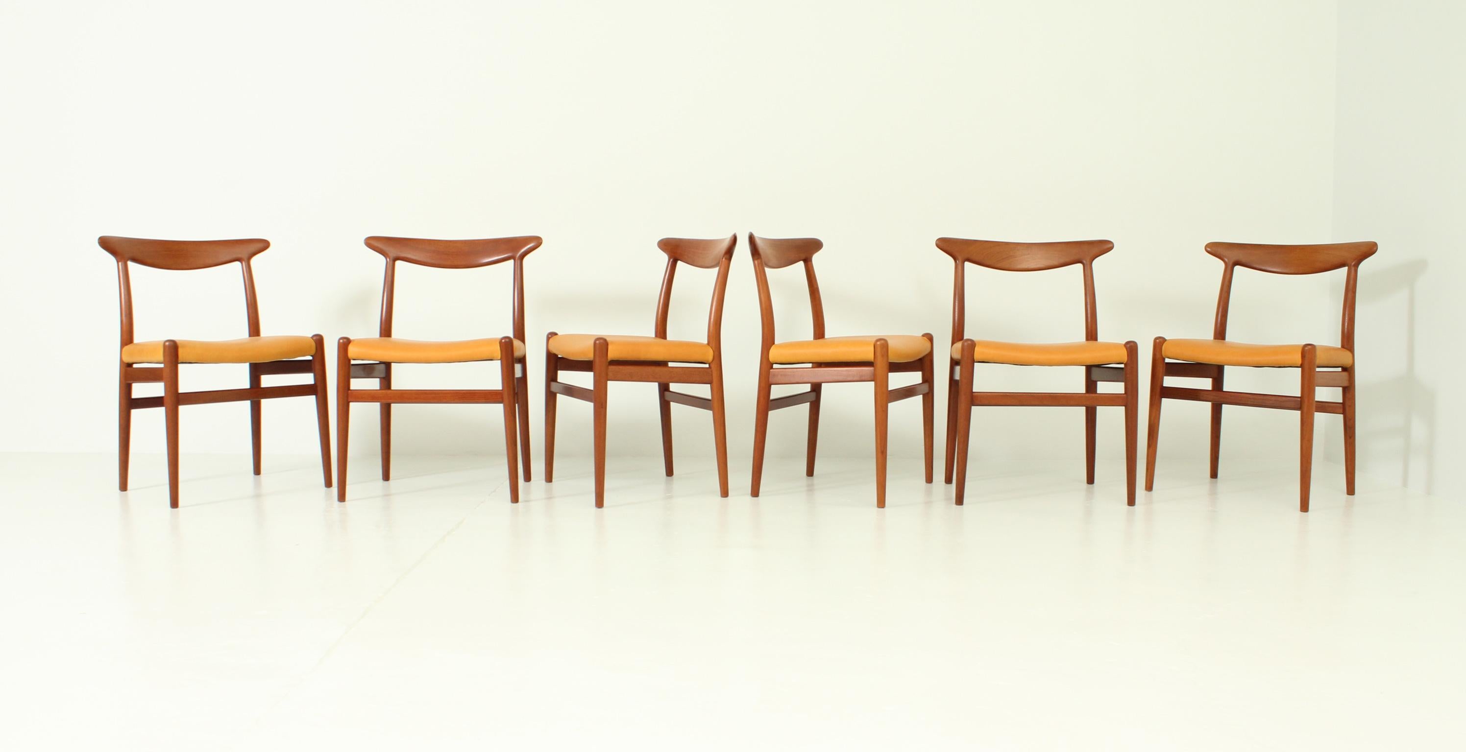 Ensemble de six chaises de salle à manger W2 de Hans Wegner en vente 3