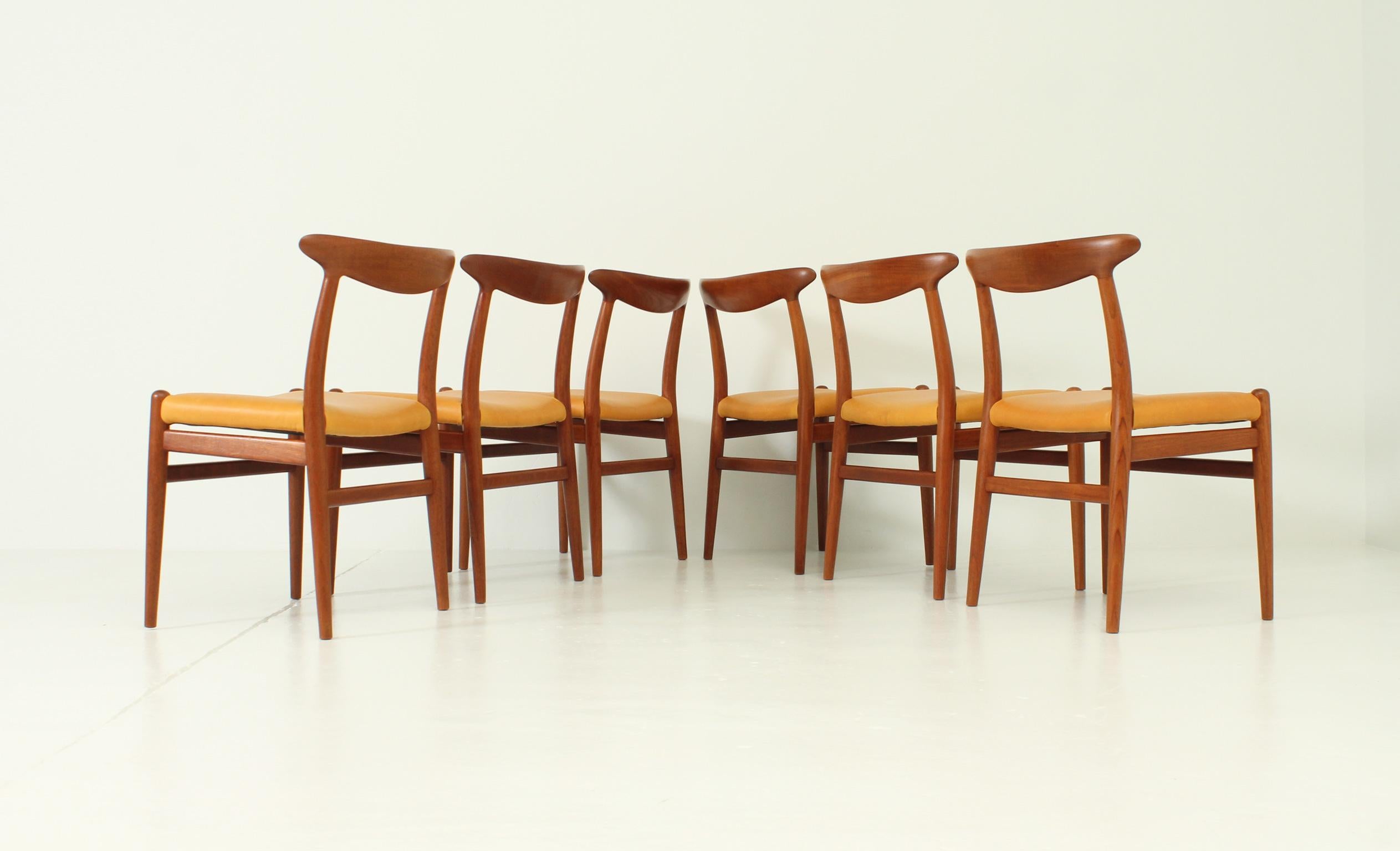 Ensemble de six chaises de salle à manger W2 de Hans Wegner en vente 4