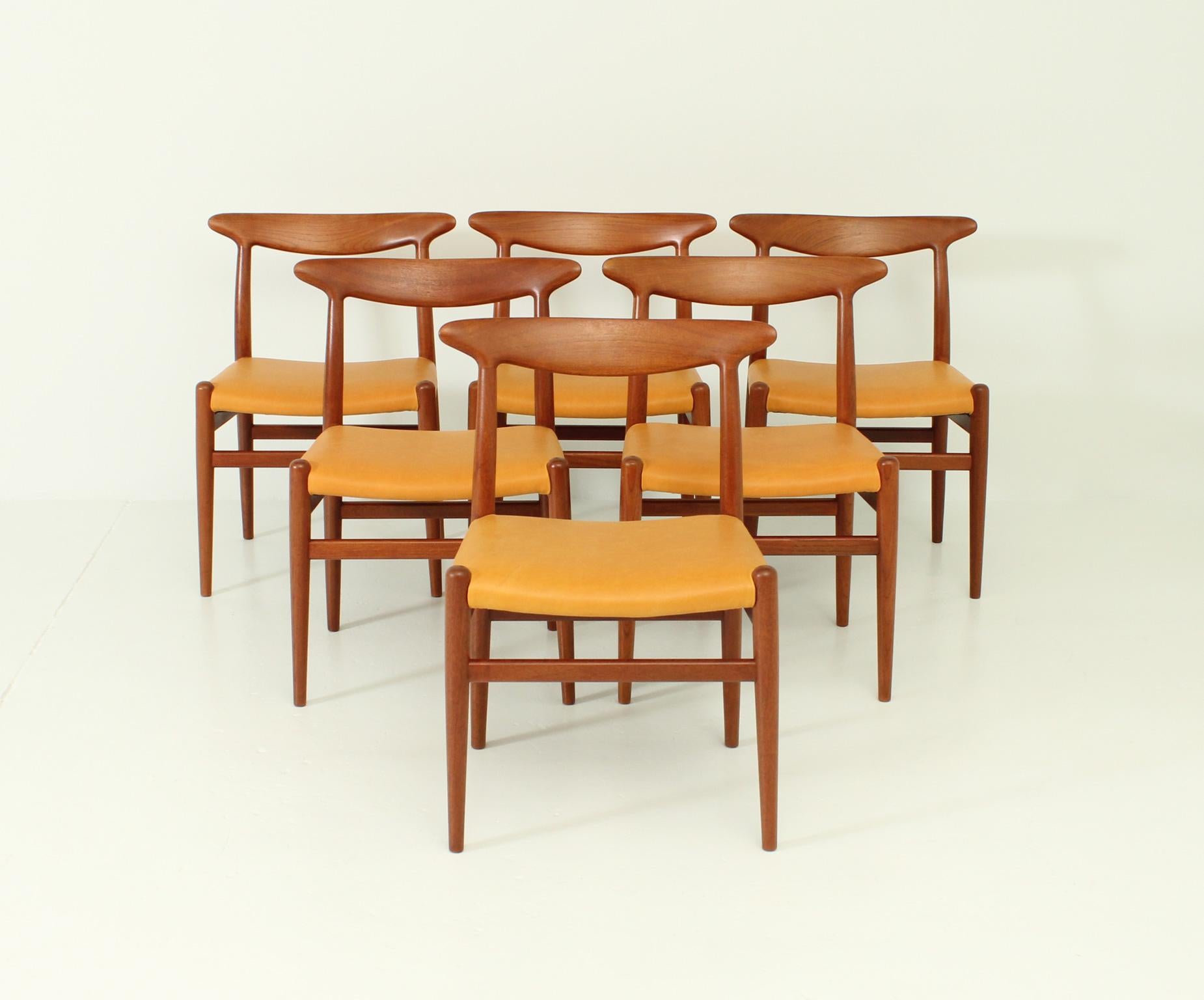 Satz von sechs W2-Stühlen, entworfen 1953 von Hans Wegner für C. M. Madsen, Dänemark. Massives Teakholz und neue Polsterung mit hellbraunem Leder.