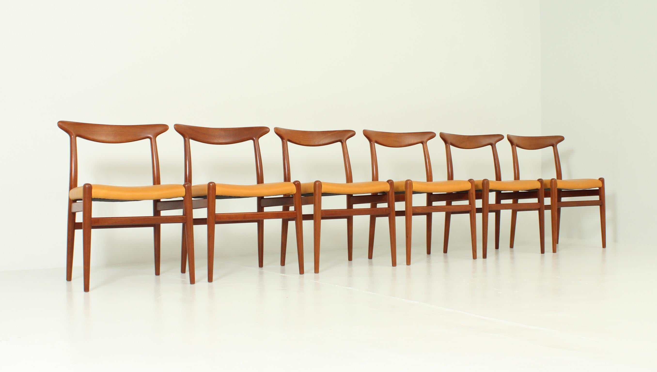Scandinavian Modern Set of Six W2 Dining Chairs by Hans Wegner For Sale
