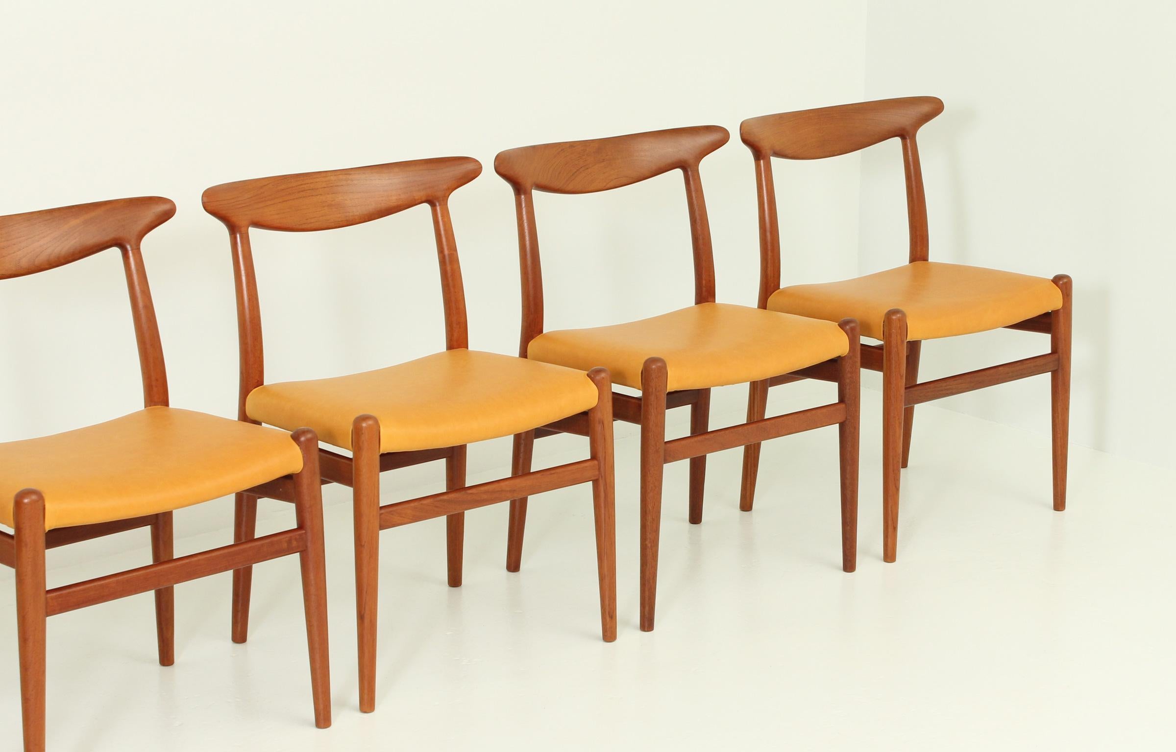 Danois Ensemble de six chaises de salle à manger W2 de Hans Wegner en vente