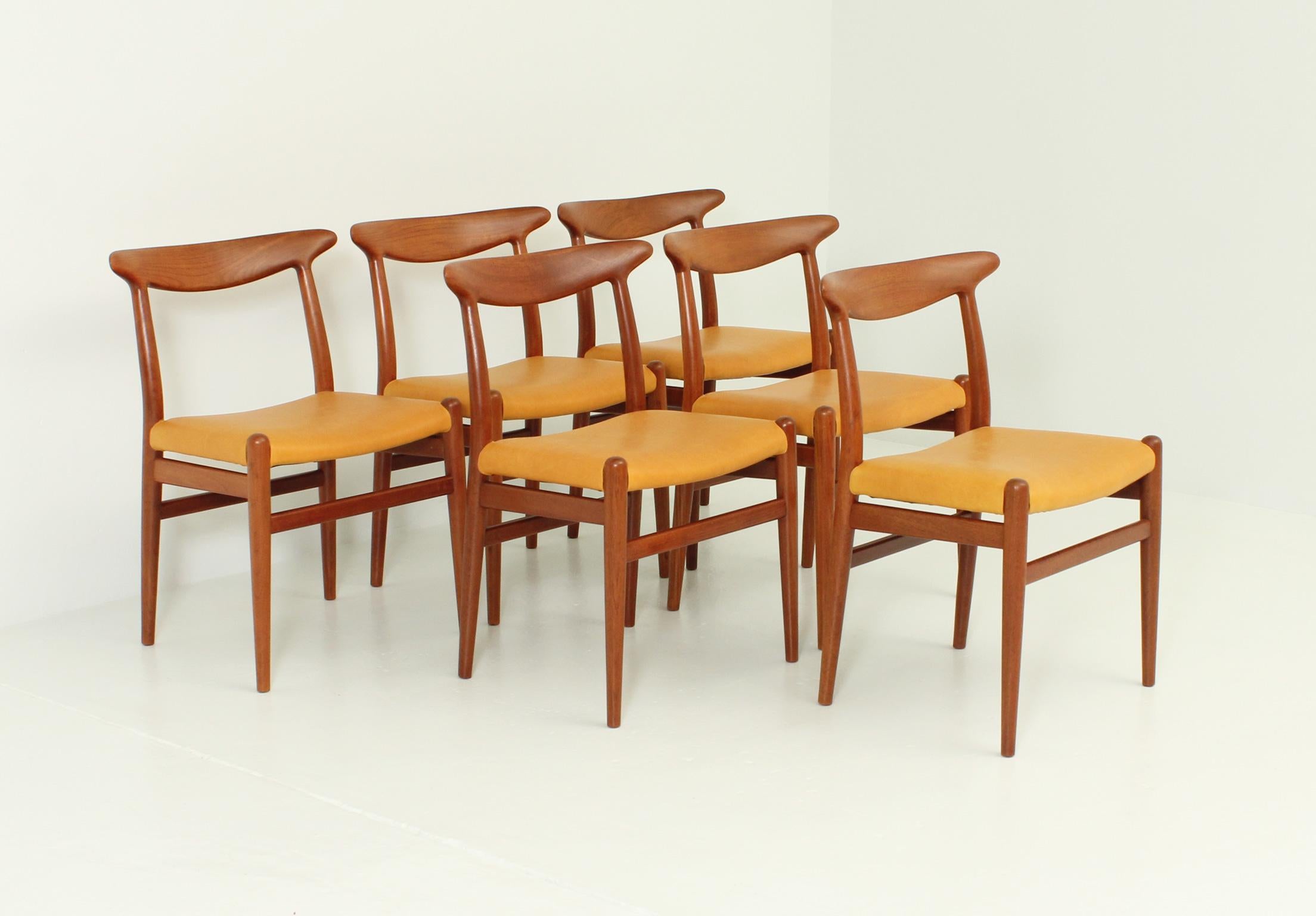 Mid-20th Century Set of Six W2 Dining Chairs by Hans Wegner For Sale